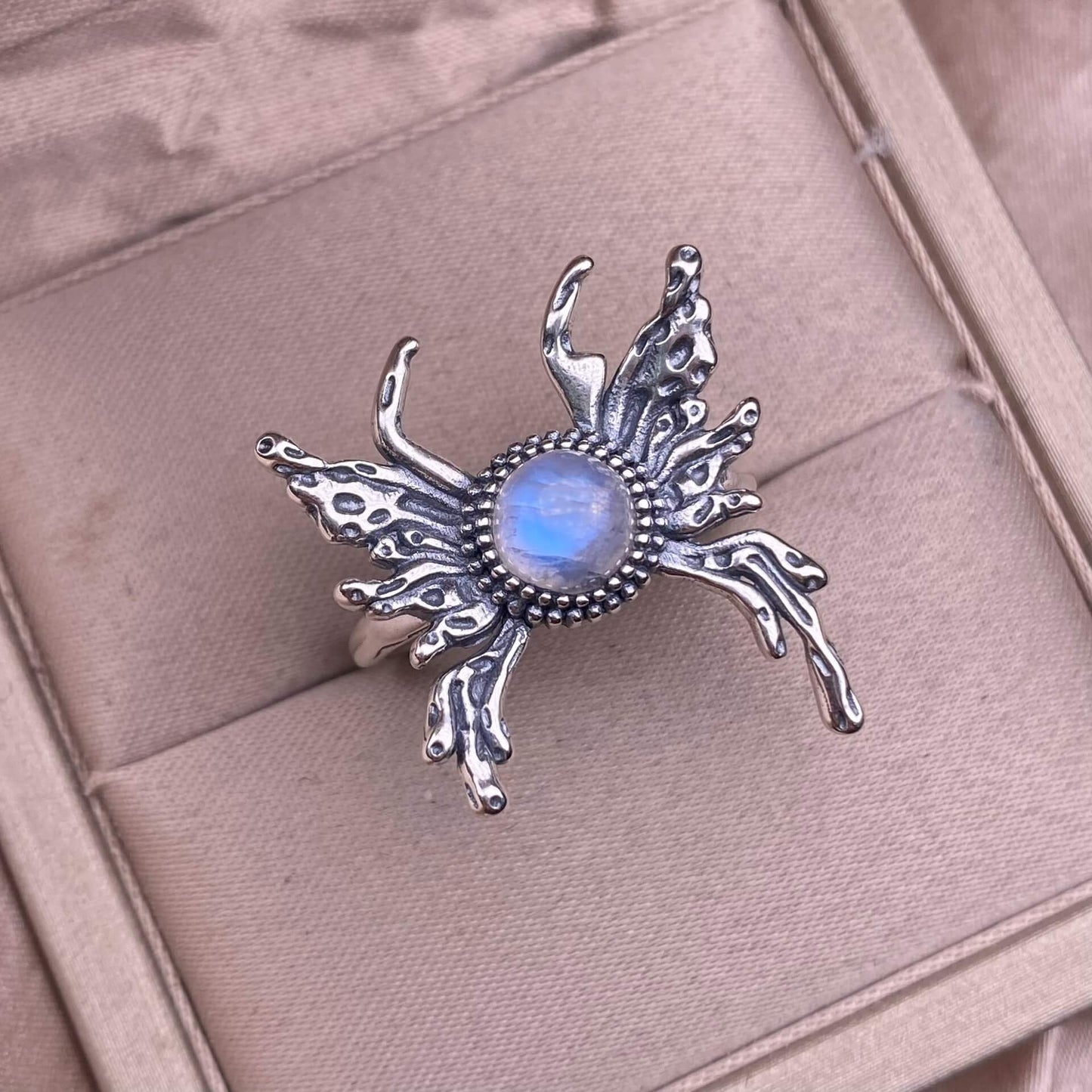 Old wax, grapevine, opal, Hotan jadeite, lapis lazuli, blue moonstone, purple-toothed black, kyanite ring S925 in silveThe S925 silver grey moonstone ring, set with retro silver, is a new  women's colored gemstone crystal jewelry