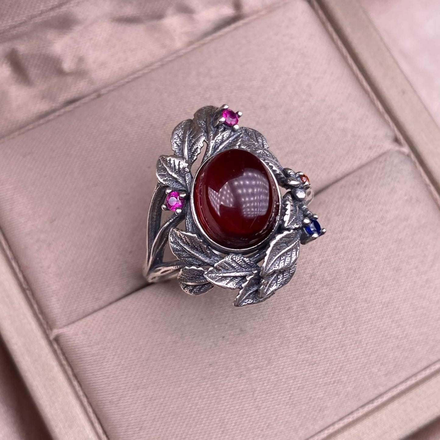 Old wax, garnet S925 in silveThe S925 silver grey moonstone ring, set with retro silver, is a new  women's colored gemstone crystal jewelry that is versatile for commuting