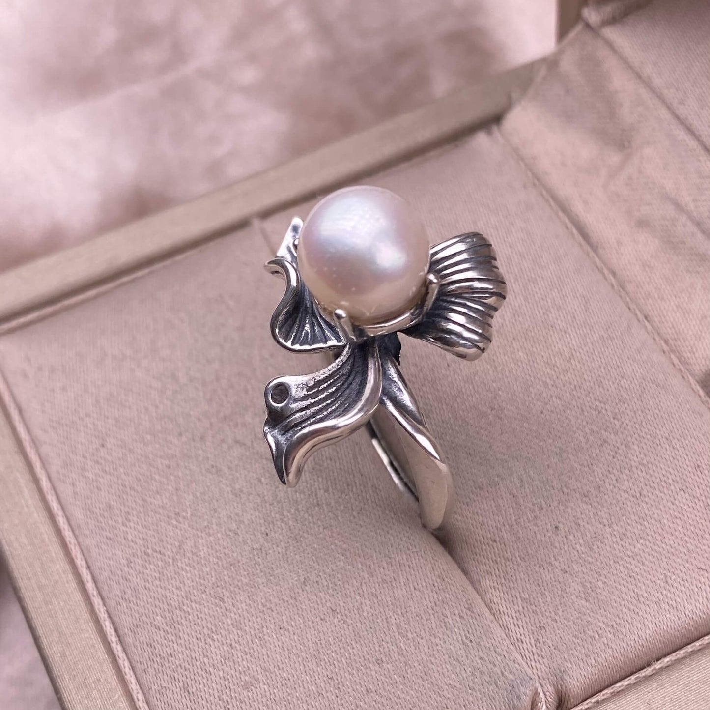 Freshwater pearl  Amethyst ring S925 in silveThe S925 silver grey moonstone ring, set with retro silver, is a new  women's colored gemstone crystal jewelry that is versatile for commuting