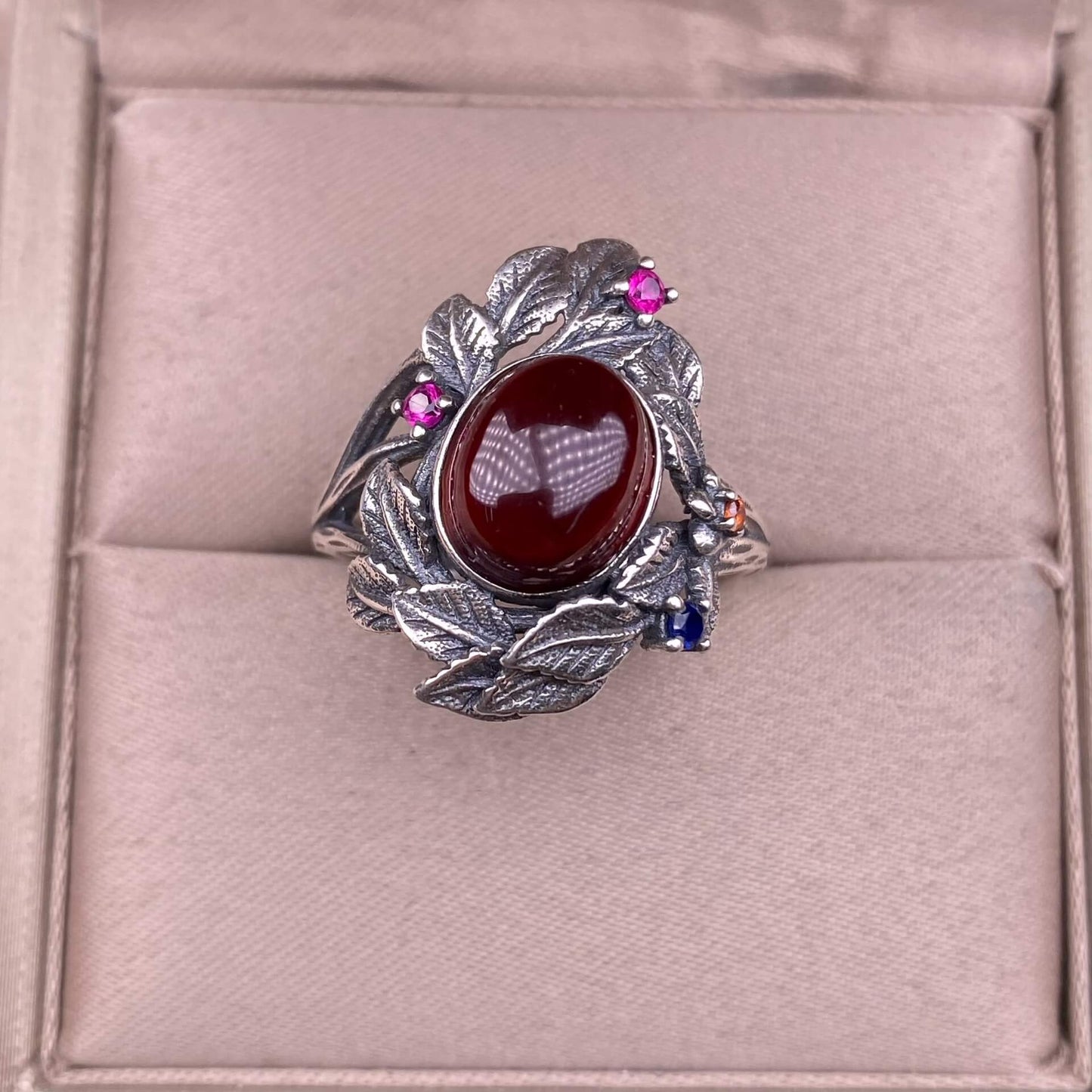 Old wax, garnet S925 in silveThe S925 silver grey moonstone ring, set with retro silver, is a new  women's colored gemstone crystal jewelry that is versatile for commuting