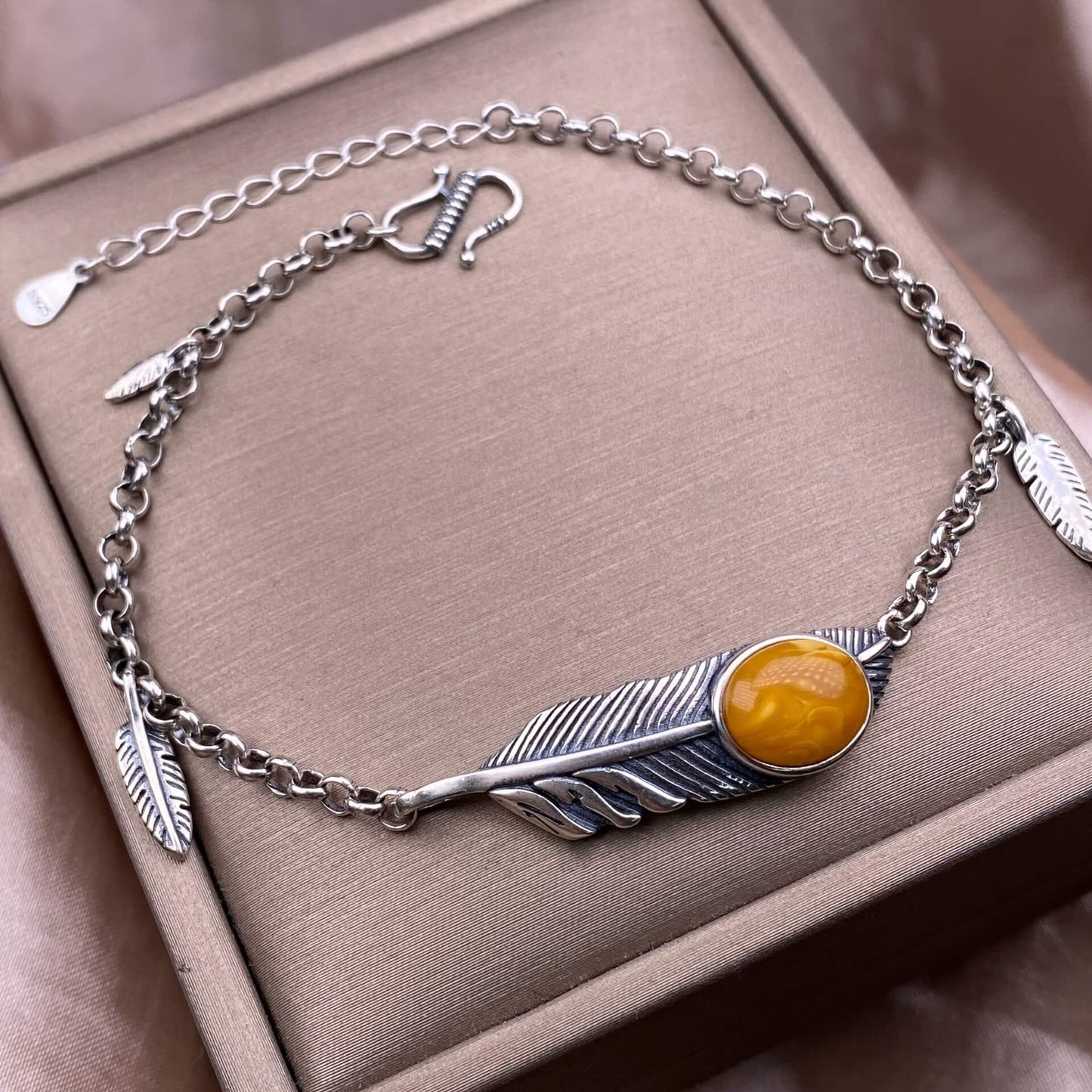 Abalone shells, old wax, amber, aquamarine Bracelet The s925 silver inlaid vintage silver distressed Nepalese feather-shaped shell jewelry has a strong lustrous effect