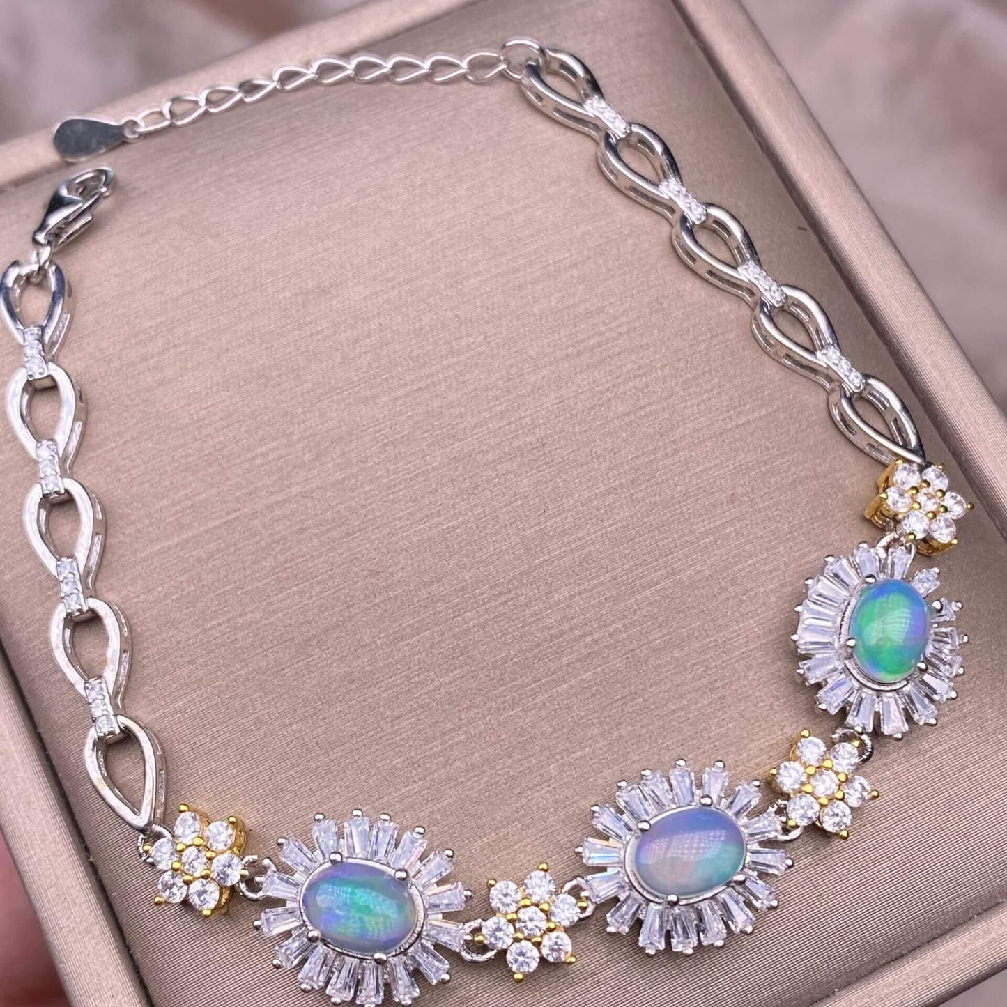 Black Opal/ Opal Bracelet The s925 silver inlaid vintage silver distressed Nepalese feather-shaped shell jewelry has a strong lustrous effect
