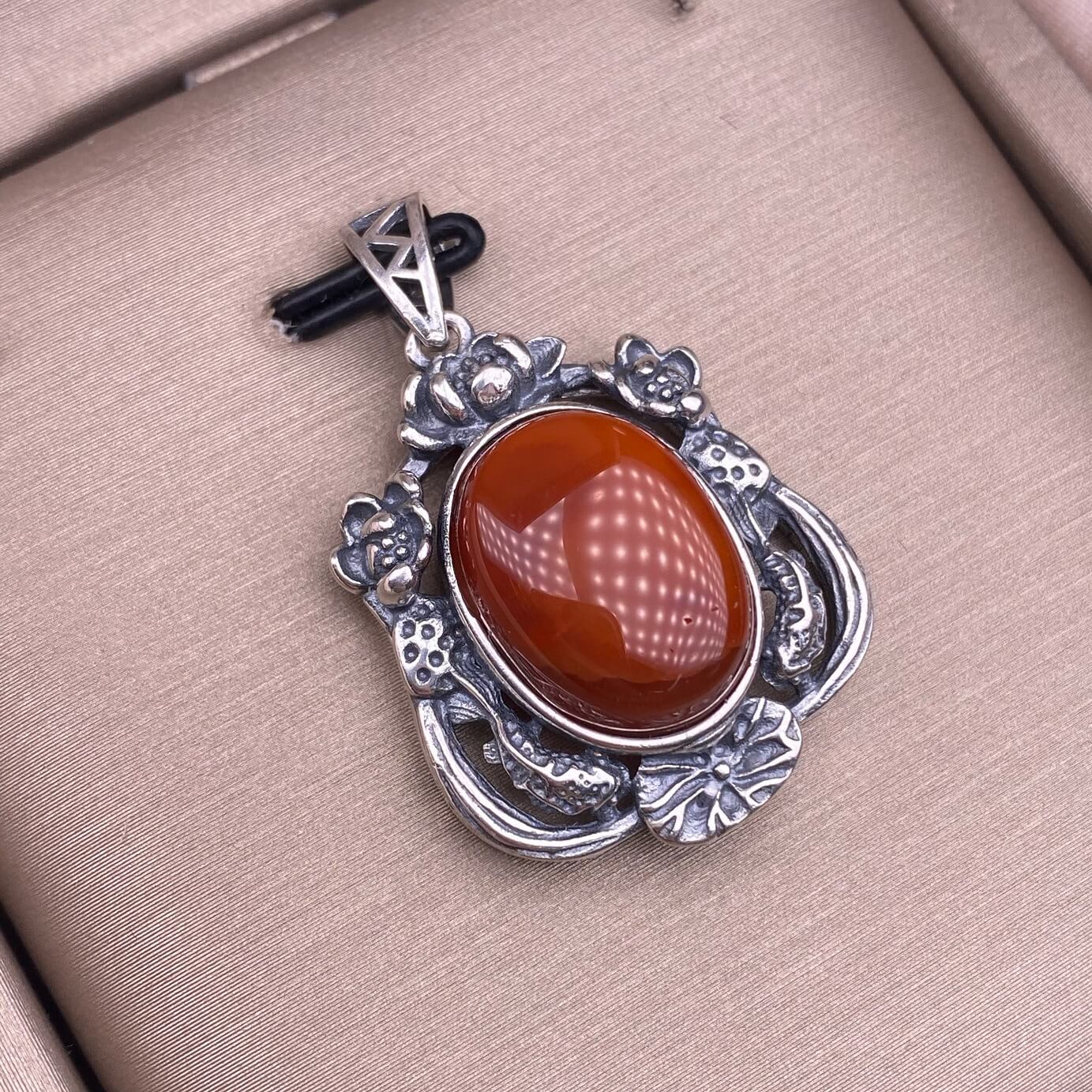 Flower amber, blood amber, South red, ghost, old wax, grey moonlight, cut amethyst, round amethyst, aquamarine, rose quartz, purple lithium glow, purple dragon crystal S925 silver inlaid retro silver cross pendant,fashionable OL necklace pendant