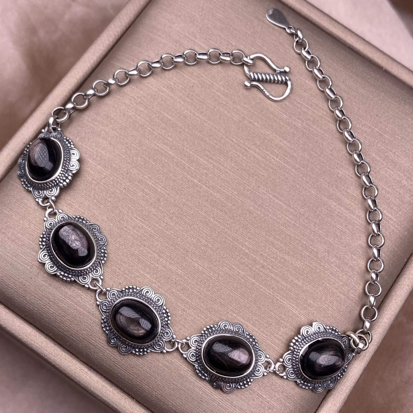 Opal ,Turquoise,black opal, aquamarine,amethyst, purple dragon crystal, garnet,Red jasper golden stone Golden SunThe s925 silver bracelet, set with retro silver multi-grain colored gemstone crystal, is a fashionable and versatile ladies' jewelry