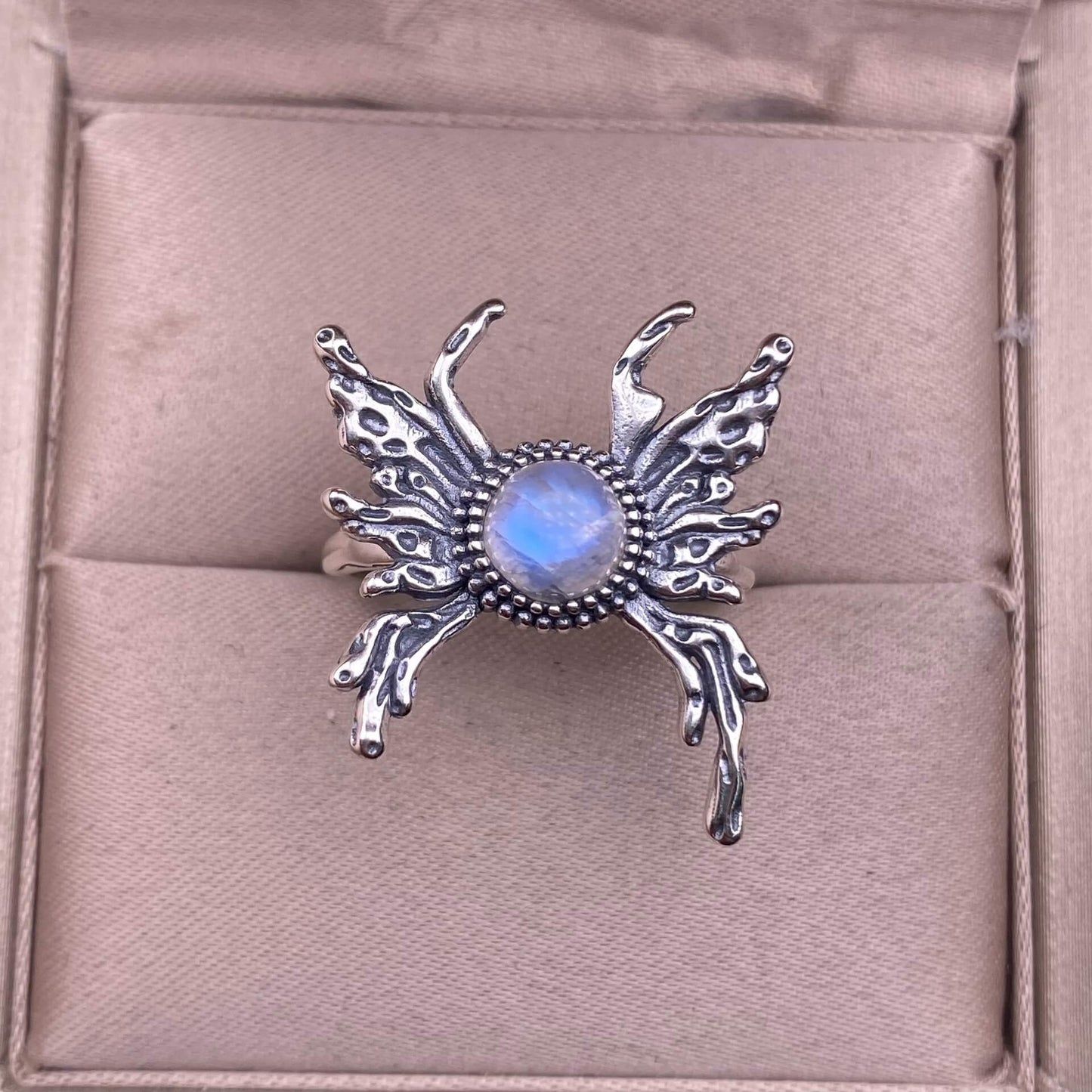 Old wax, grapevine, opal, Hotan jadeite, lapis lazuli, blue moonstone, purple-toothed black, kyanite ring S925 in silveThe S925 silver grey moonstone ring, set with retro silver, is a new  women's colored gemstone crystal jewelry