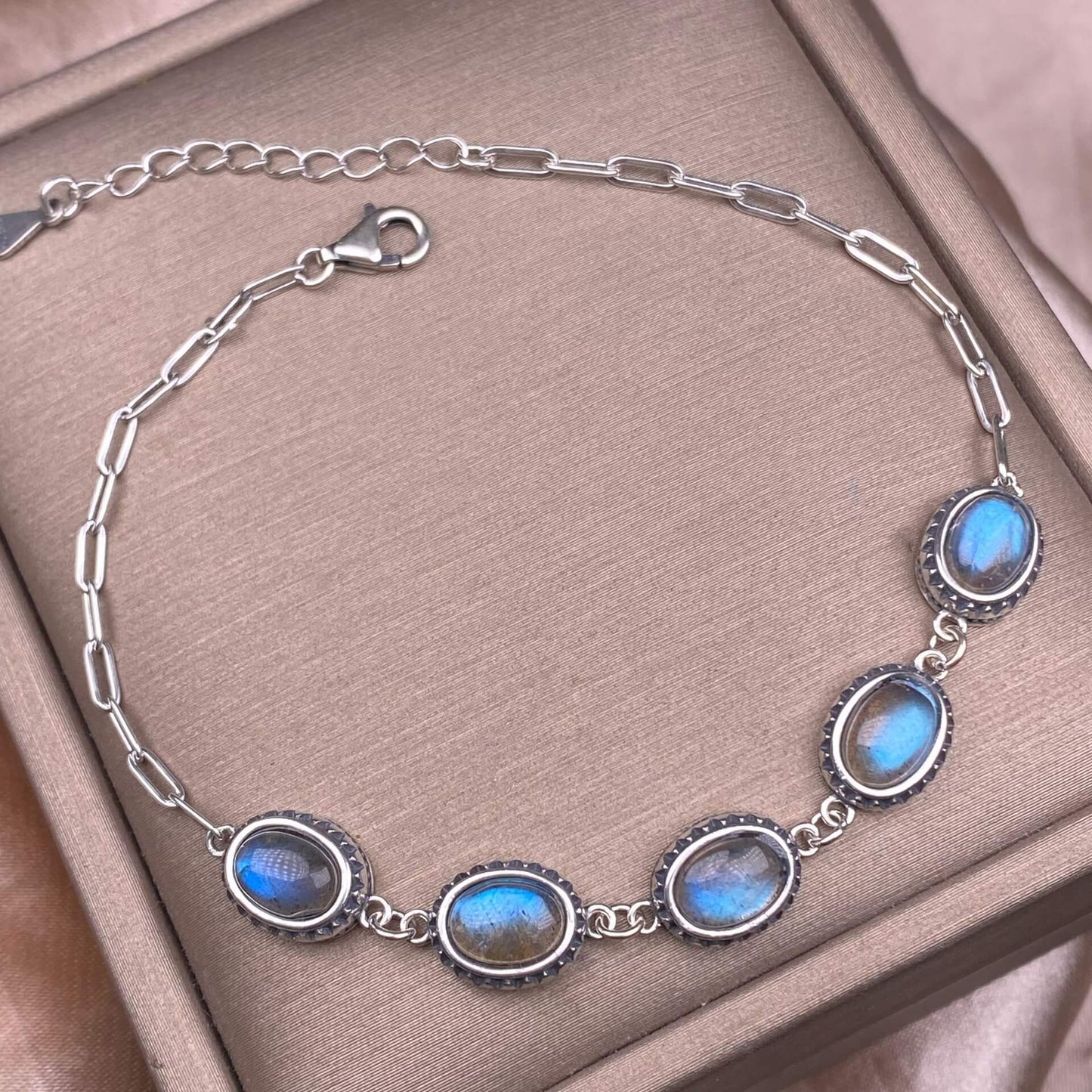 Opal ,Turquoise,black opal, aquamarine,amethyst, purple dragon crystal, garnet,Red jasper golden stone Golden SunThe s925 silver bracelet, set with retro silver multi-grain colored gemstone crystal, is a fashionable and versatile ladies' jewelry