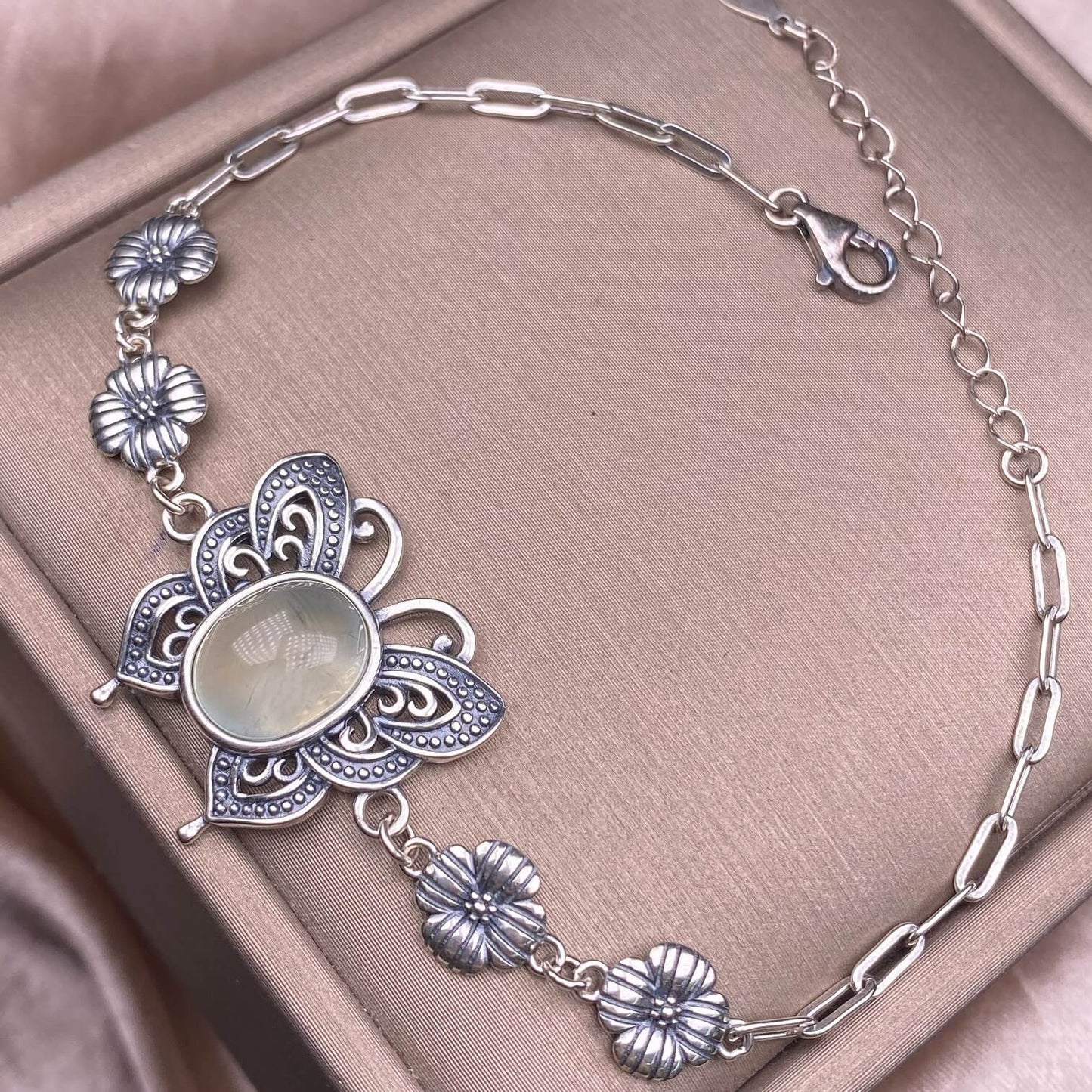 Turquoise, abalone shells, grey moonstone, copper hair crystal, rose quartz, grape stone, purple lithium oxide, opal, old wax, Larima Bracelet The s925 silver inlaid vintage silver butterfly-shaped shell jewelry has a strong lustrous effect