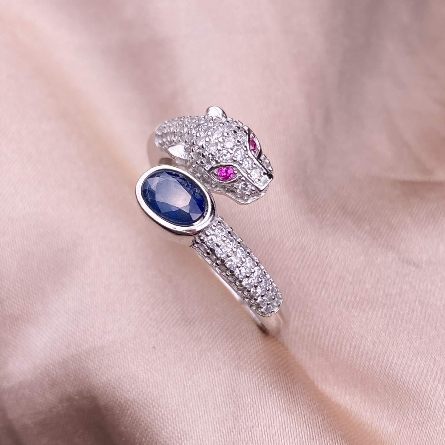 Turquoise, unburned sapphire S925 in silveThe S925 silver grey moonstone ring, set with retro silver, is a new  women's colored gemstone crystal jewelry that is versatile for commuting