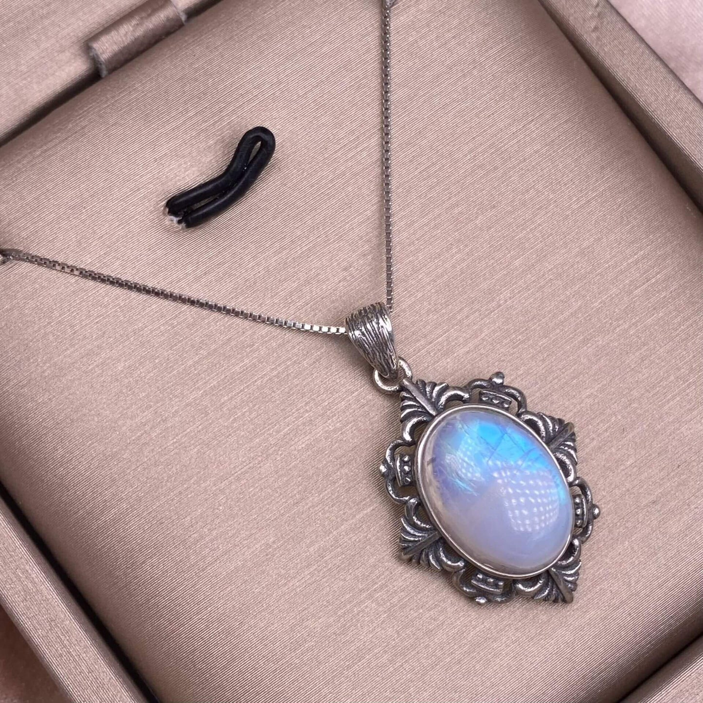 Blue Moonstone south red pendant S925 silver inlaid retro silver blue light Strong imitation ancient silver pendant Fashionable daily colored gemstone chain pendant GMSPe3