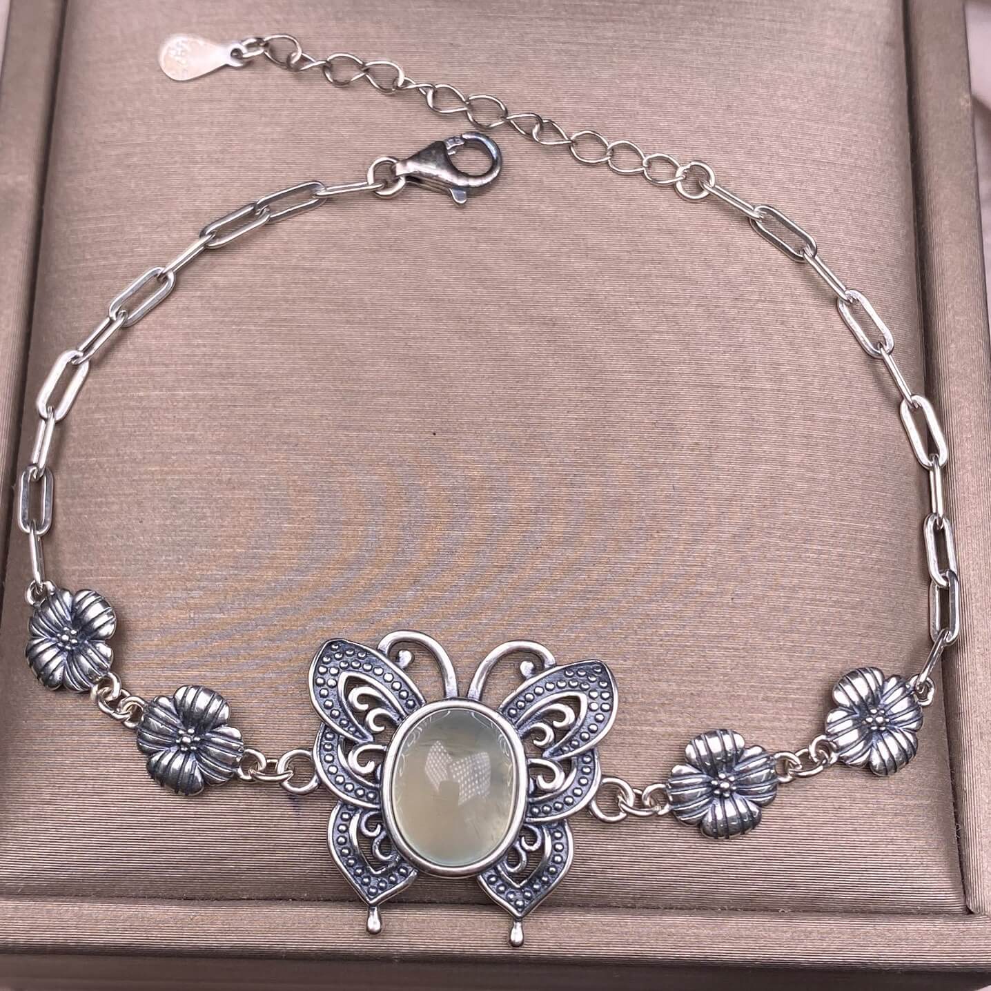 Turquoise, abalone shells, grey moonstone, copper hair crystal, rose quartz, grape stone, purple lithium oxide, opal, old wax, Larima Bracelet The s925 silver inlaid vintage silver butterfly-shaped shell jewelry has a strong lustrous effect