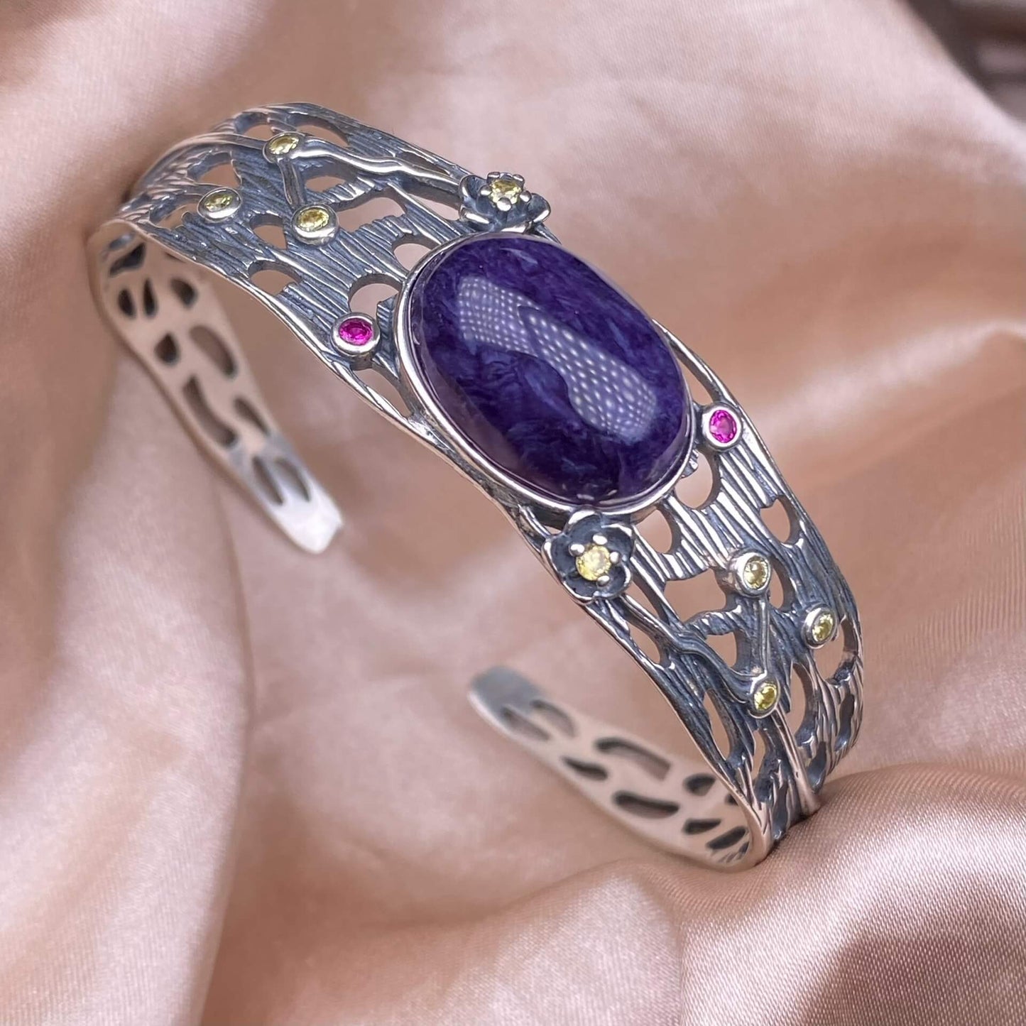 Purple lithium glow Purple Dragon Crysta bangle The s925 silver bracelet is a wide, retro, and hollowed-out design for women's jewelry