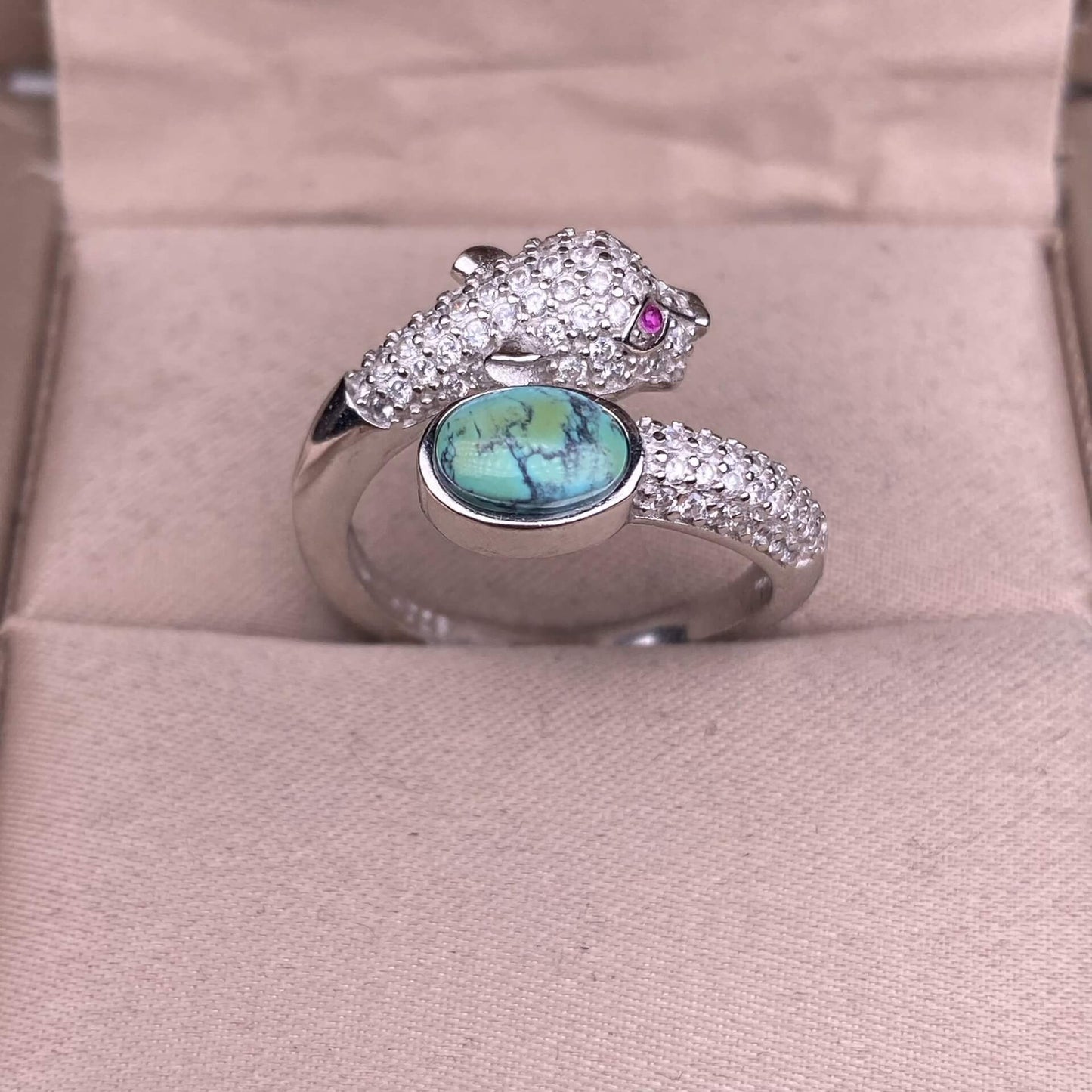 Turquoise, unburned sapphire S925 in silveThe S925 silver grey moonstone ring, set with retro silver, is a new  women's colored gemstone crystal jewelry that is versatile for commuting