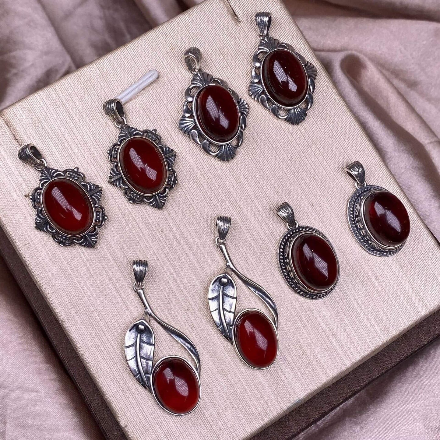 Garnet S925 silver inlaid retro silver cross pendant, aged, personalized and fashionable OL necklace, dazzling and uncluttered trendy Jewelry 2005