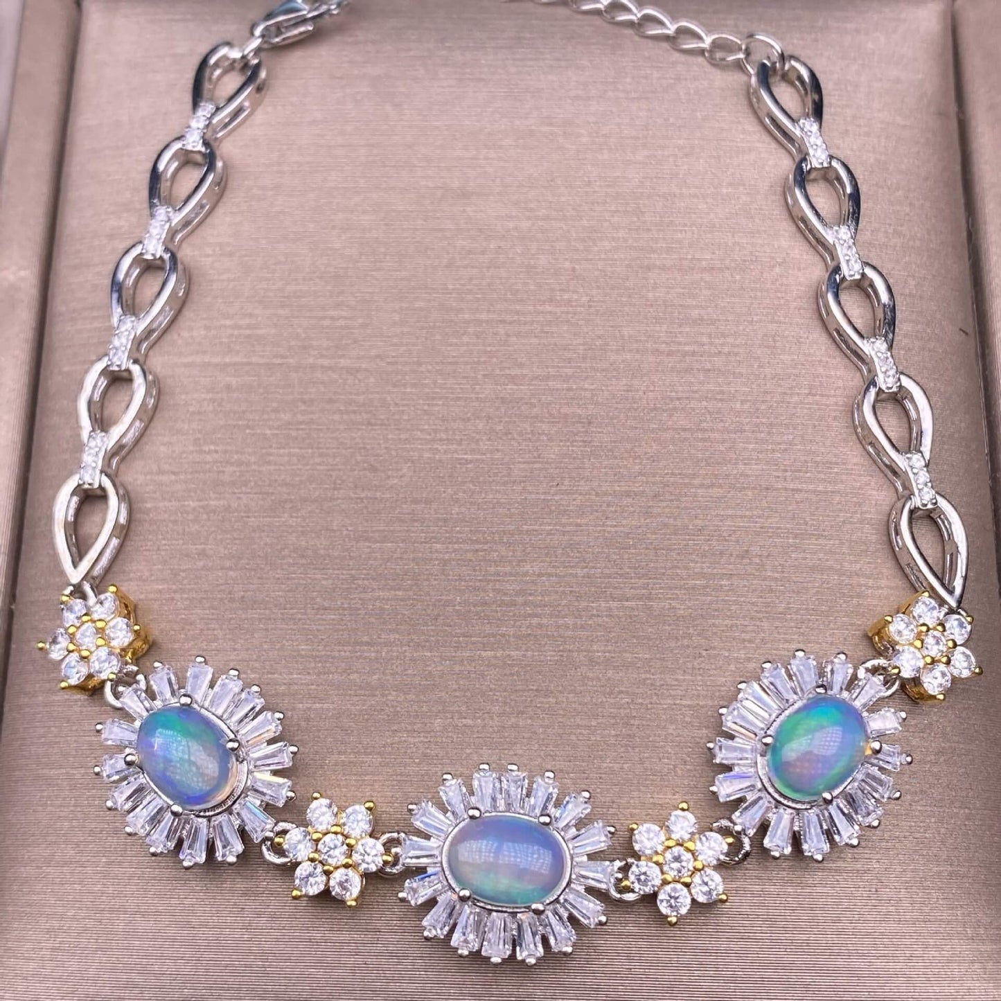 Black Opal/ Opal Bracelet The s925 silver inlaid vintage silver distressed Nepalese feather-shaped shell jewelry has a strong lustrous effect