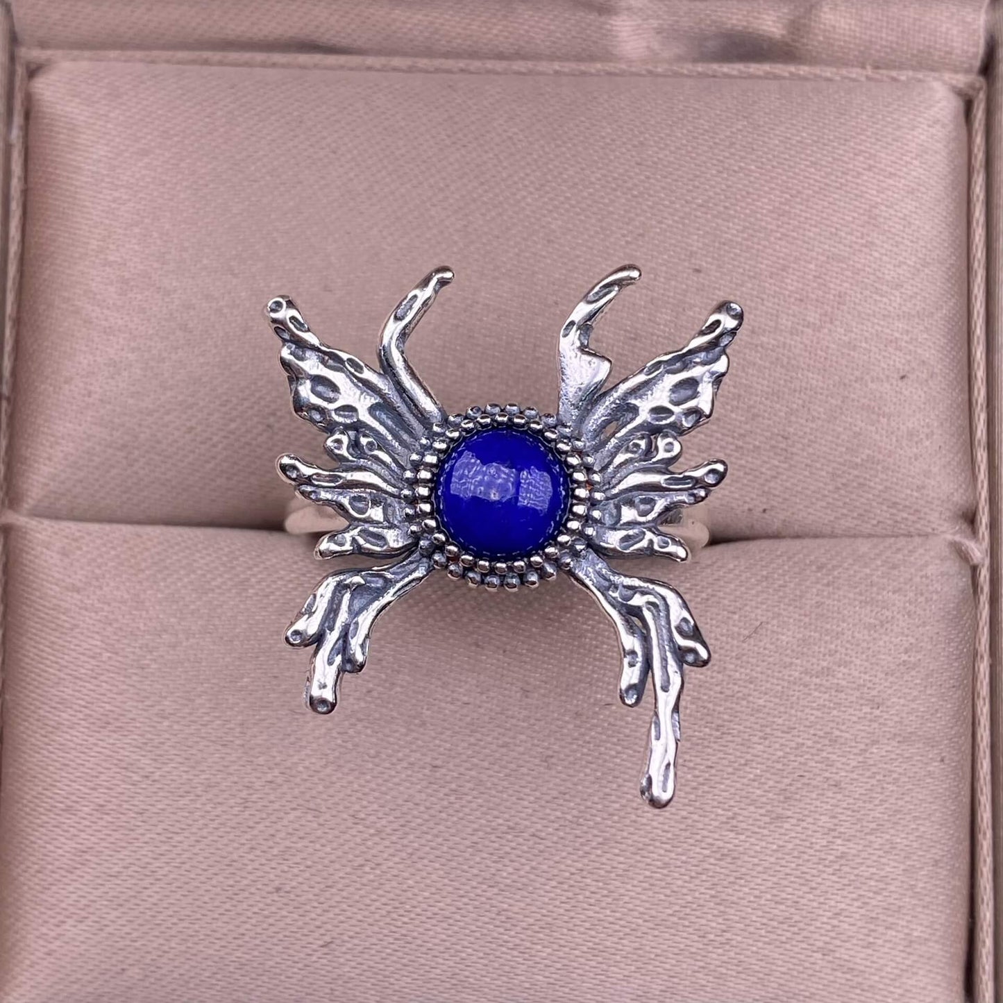 Old wax, grapevine, opal, Hotan jadeite, lapis lazuli, blue moonstone, purple-toothed black, kyanite ring S925 in silveThe S925 silver grey moonstone ring, set with retro silver, is a new  women's colored gemstone crystal jewelry