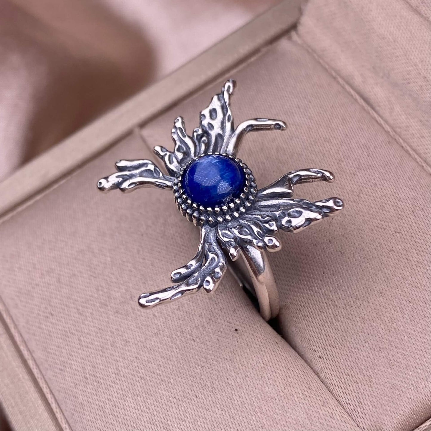 Old wax, grapevine, opal, Hotan jadeite, lapis lazuli, blue moonstone, purple-toothed black, kyanite ring S925 in silveThe S925 silver grey moonstone ring, set with retro silver, is a new  women's colored gemstone crystal jewelry