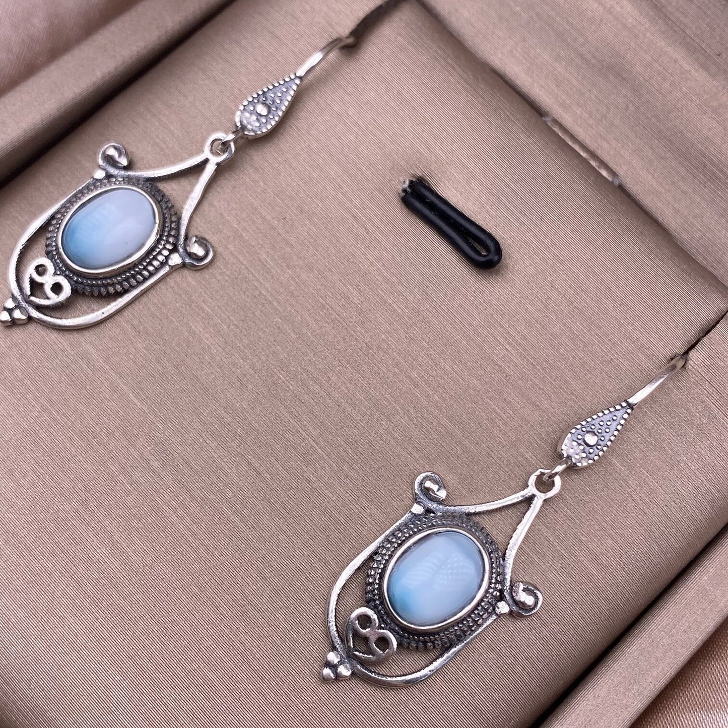 Old wax, cut garnet, round garnet, grape stone, opal, flower amber, tea crystal, grey moonstone, turquoise, aquamarine, ghost stone, sea pattern stone, amethyst earrings S925, silver inlaid exquisite and light luxury women's earrings