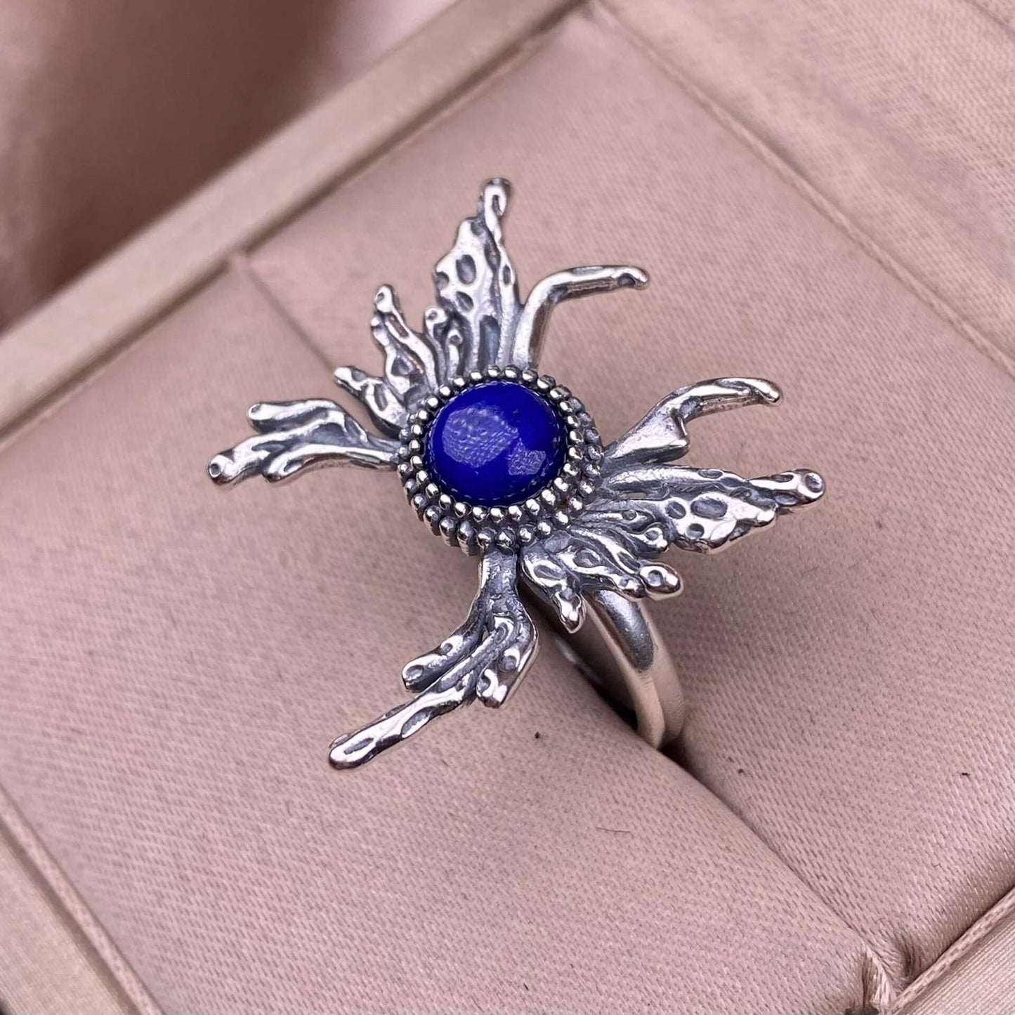 Old wax, grapevine, opal, Hotan jadeite, lapis lazuli, blue moonstone, purple-toothed black, kyanite ring S925 in silveThe S925 silver grey moonstone ring, set with retro silver, is a new  women's colored gemstone crystal jewelry