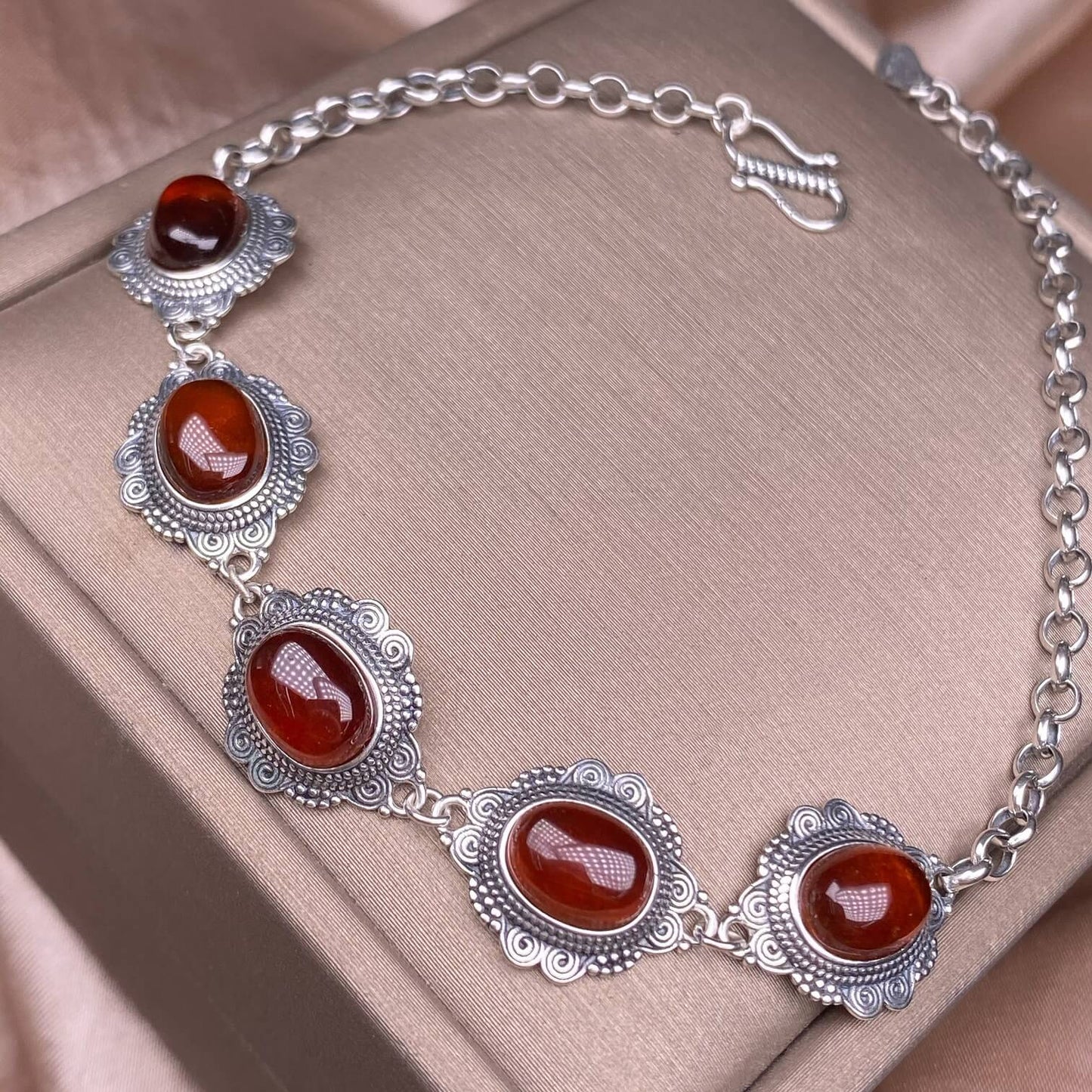 Opal ,Turquoise,black opal, aquamarine,amethyst, purple dragon crystal, garnet,Red jasper golden stone Golden SunThe s925 silver bracelet, set with retro silver multi-grain colored gemstone crystal, is a fashionable and versatile ladies' jewelry