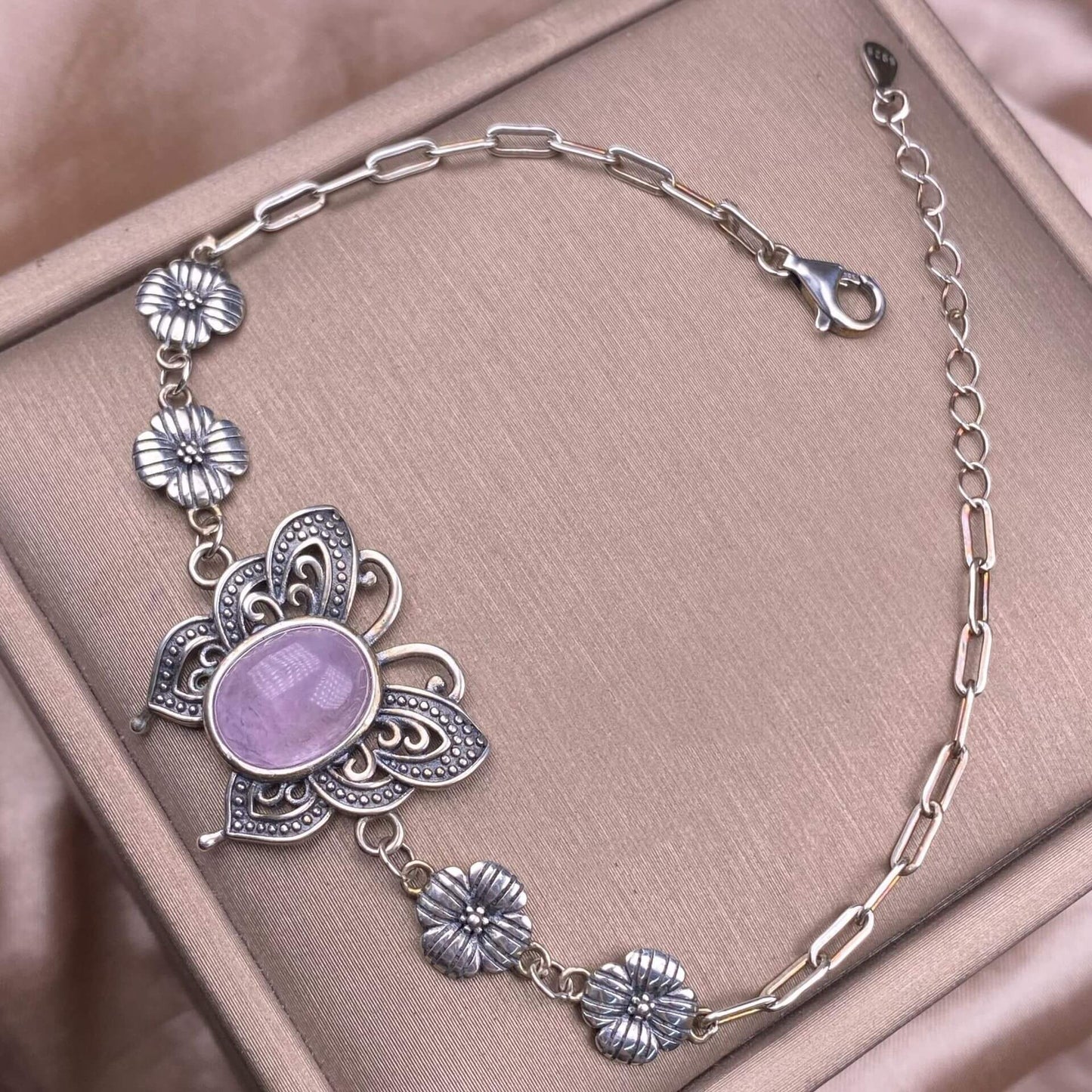 Turquoise, abalone shells, grey moonstone, copper hair crystal, rose quartz, grape stone, purple lithium oxide, opal, old wax, Larima Bracelet The s925 silver inlaid vintage silver butterfly-shaped shell jewelry has a strong lustrous effect