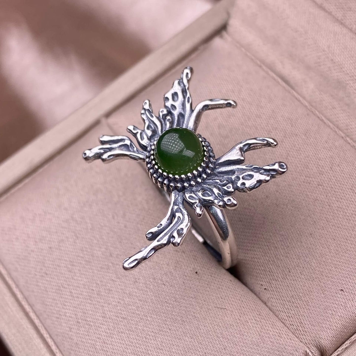 Old wax, grapevine, opal, Hotan jadeite, lapis lazuli, blue moonstone, purple-toothed black, kyanite ring S925 in silveThe S925 silver grey moonstone ring, set with retro silver, is a new  women's colored gemstone crystal jewelry