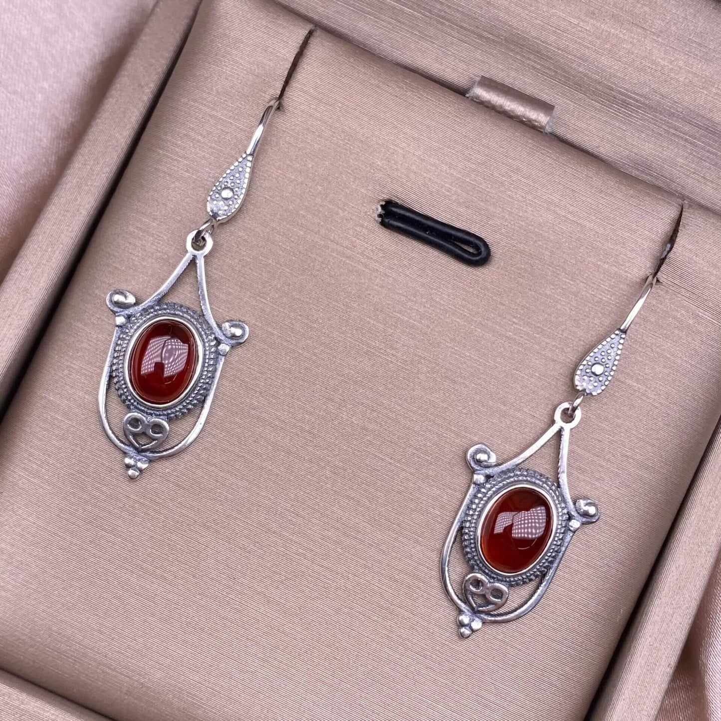 Old wax, cut garnet, round garnet, grape stone, opal, flower amber, tea crystal, grey moonstone, turquoise, aquamarine, ghost stone, sea pattern stone, amethyst earrings S925, silver inlaid exquisite and light luxury women's earrings