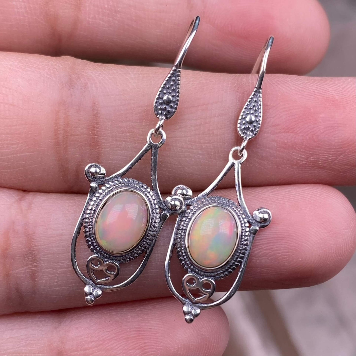 Old wax, cut garnet, round garnet, grape stone, opal, flower amber, tea crystal, grey moonstone, turquoise, aquamarine, ghost stone, sea pattern stone, amethyst earrings S925, silver inlaid exquisite and light luxury women's earrings