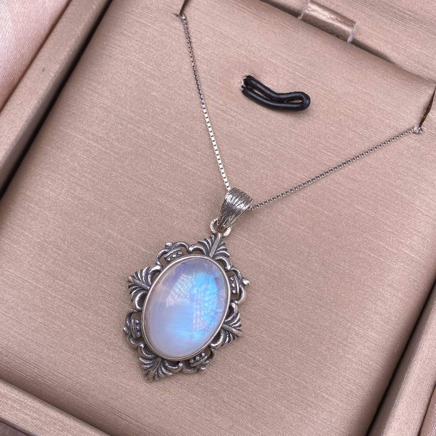 Blue Moonstone south red pendant S925 silver inlaid retro silver blue light Strong imitation ancient silver pendant Fashionable daily colored gemstone chain pendant GMSPe3