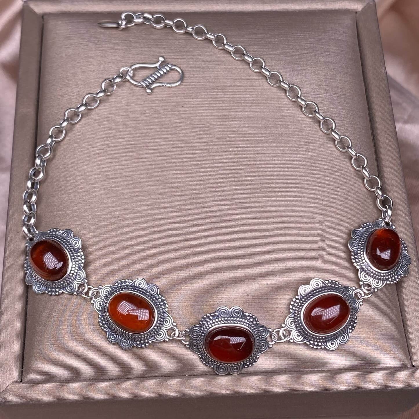 Opal ,Turquoise,black opal, aquamarine,amethyst, purple dragon crystal, garnet,Red jasper golden stone Golden SunThe s925 silver bracelet, set with retro silver multi-grain colored gemstone crystal, is a fashionable and versatile ladies' jewelry