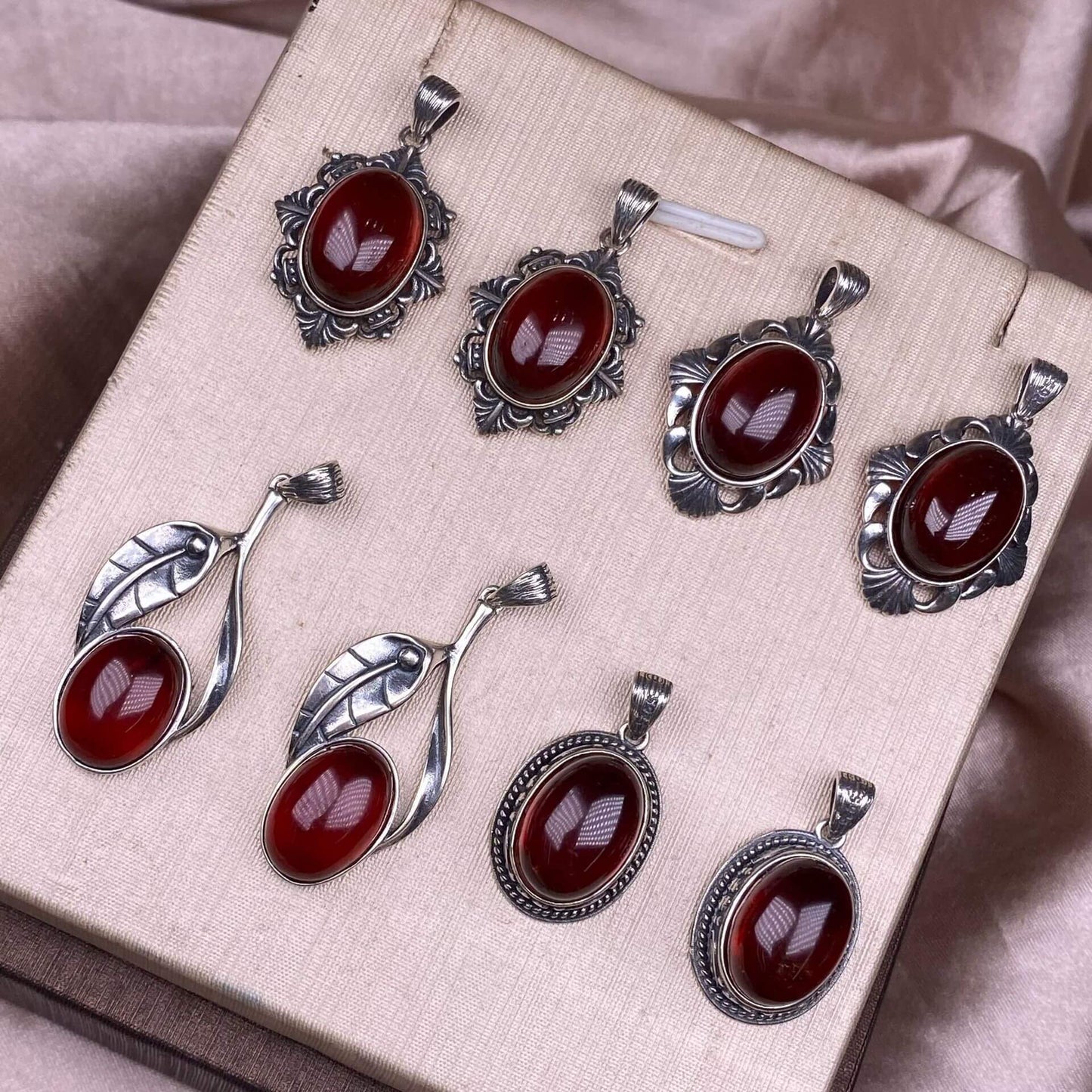 Garnet S925 silver inlaid retro silver cross pendant, aged, personalized and fashionable OL necklace, dazzling and uncluttered trendy Jewelry 2005