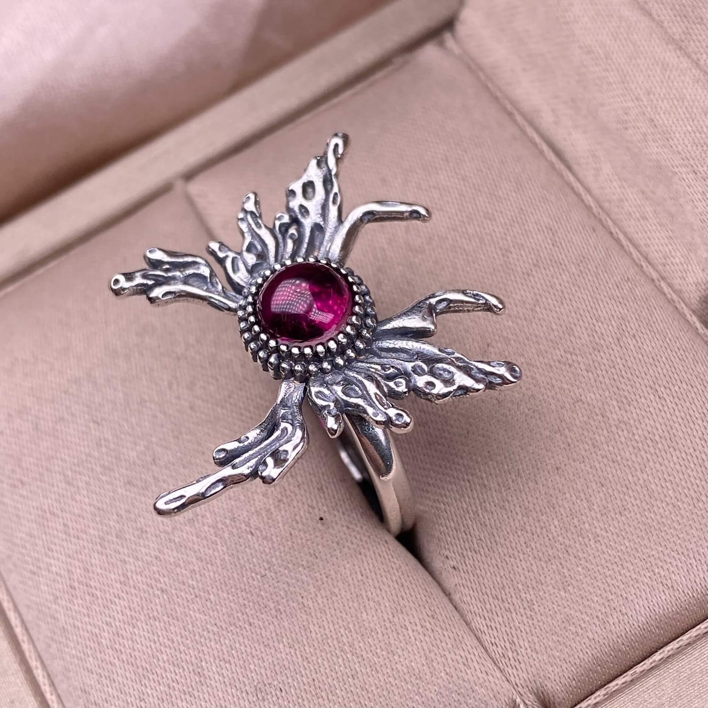 Old wax, grapevine, opal, Hotan jadeite, lapis lazuli, blue moonstone, purple-toothed black, kyanite ring S925 in silveThe S925 silver grey moonstone ring, set with retro silver, is a new  women's colored gemstone crystal jewelry