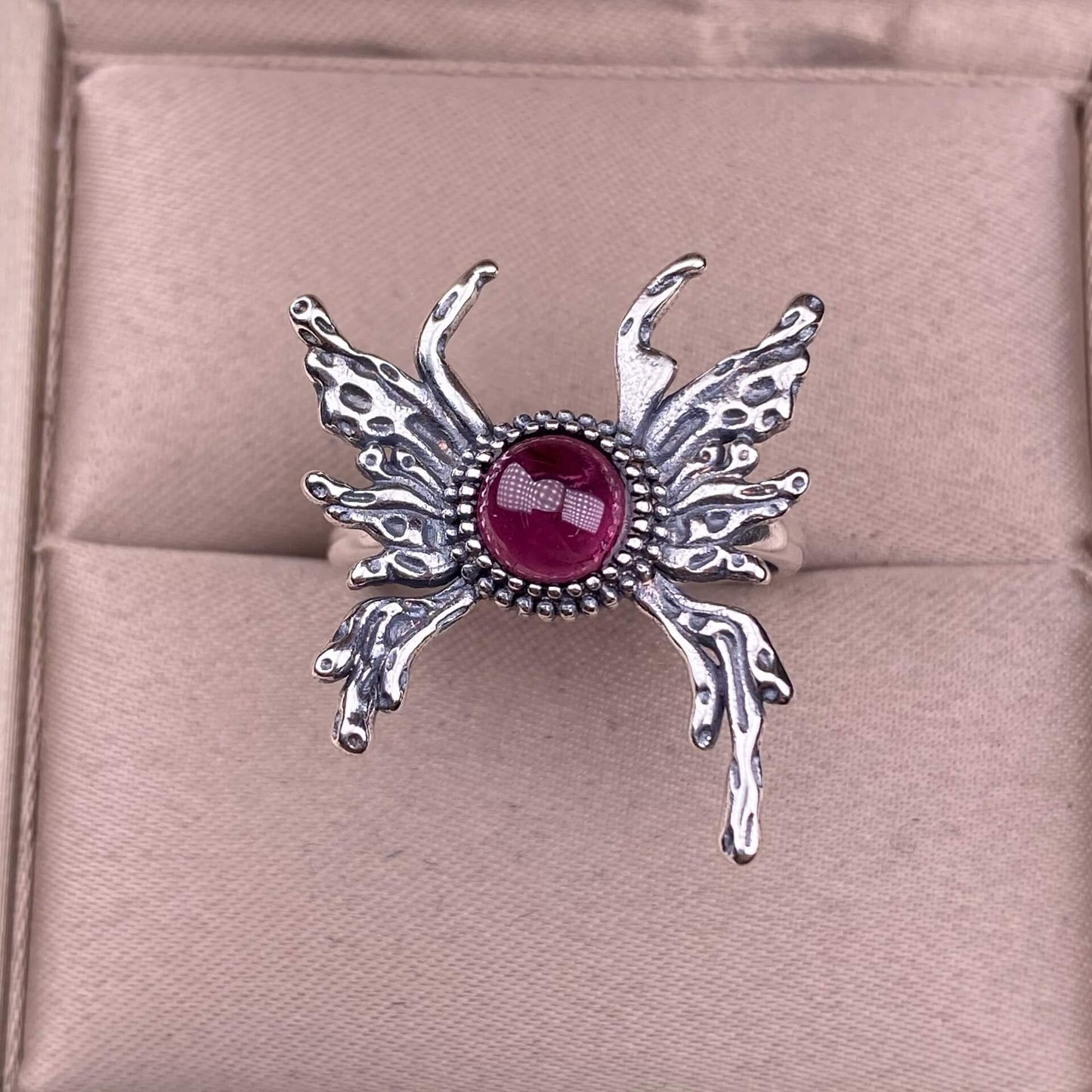 Old wax, grapevine, opal, Hotan jadeite, lapis lazuli, blue moonstone, purple-toothed black, kyanite ring S925 in silveThe S925 silver grey moonstone ring, set with retro silver, is a new  women's colored gemstone crystal jewelry