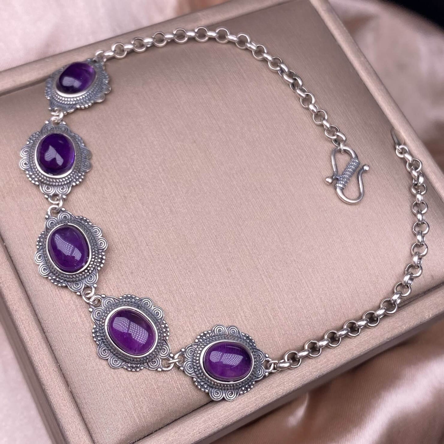 Opal ,Turquoise,black opal, aquamarine,amethyst, purple dragon crystal, garnet,Red jasper golden stone Golden SunThe s925 silver bracelet, set with retro silver multi-grain colored gemstone crystal, is a fashionable and versatile ladies' jewelry