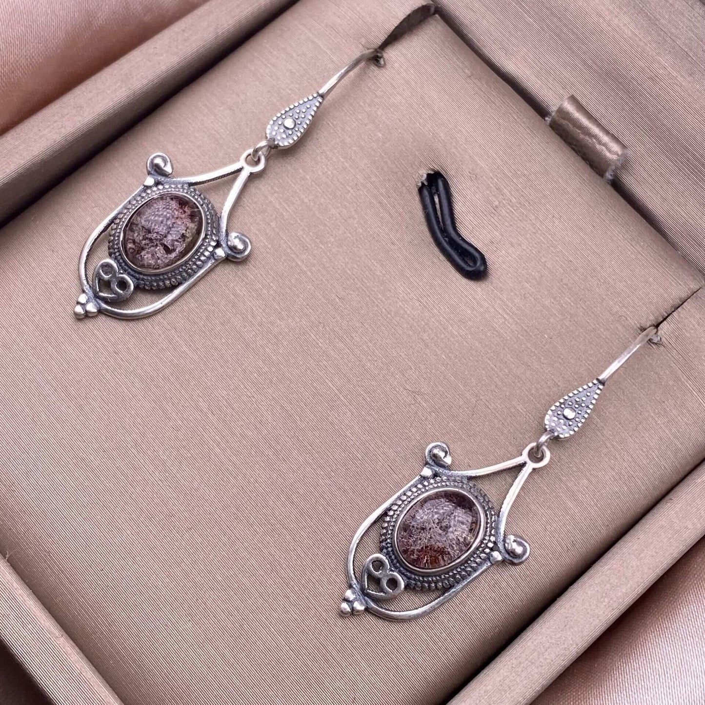 Old wax, cut garnet, round garnet, grape stone, opal, flower amber, tea crystal, grey moonstone, turquoise, aquamarine, ghost stone, sea pattern stone, amethyst earrings S925, silver inlaid exquisite and light luxury women's earrings