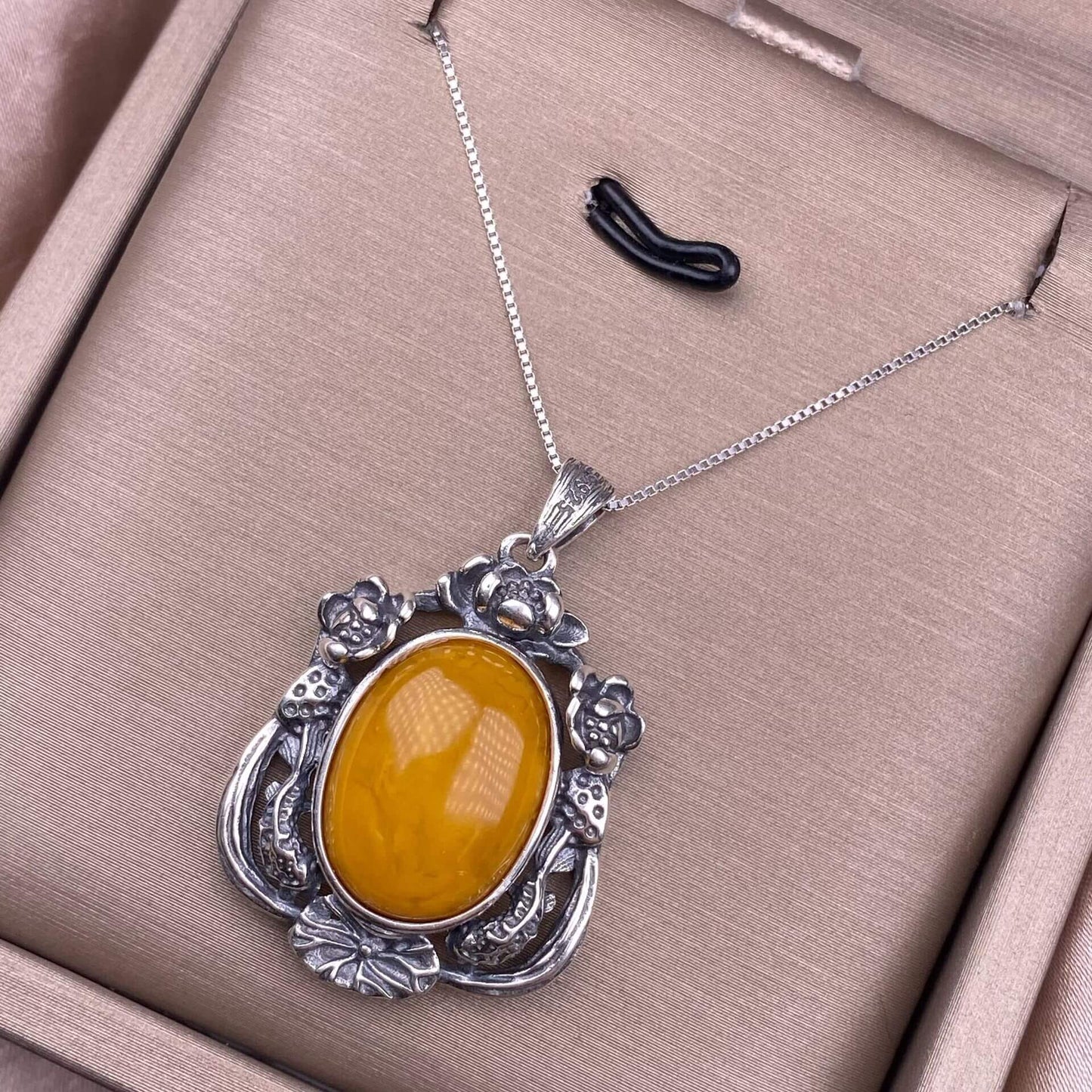 Flower amber, blood amber, South red, ghost, old wax, grey moonlight, cut amethyst, round amethyst, aquamarine, rose quartz, purple lithium glow, purple dragon crystal S925 silver inlaid retro silver cross pendant,fashionable OL necklace pendant