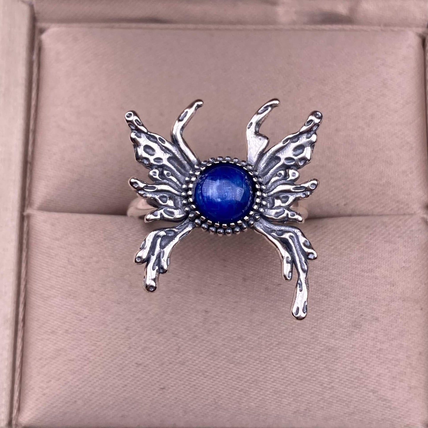 Old wax, grapevine, opal, Hotan jadeite, lapis lazuli, blue moonstone, purple-toothed black, kyanite ring S925 in silveThe S925 silver grey moonstone ring, set with retro silver, is a new  women's colored gemstone crystal jewelry