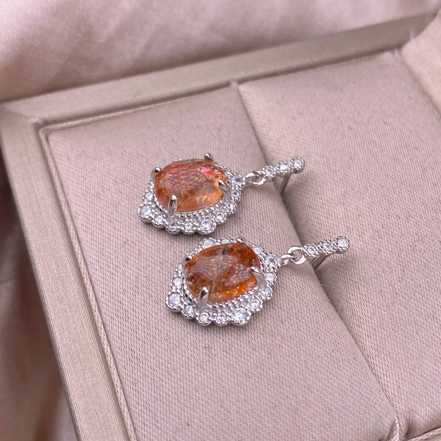 Old wax, Golden Sun, aquamarine, flower amber, citrine, Lapis lazuli, Amethyst, aquamarine, rose quartz, Grey moonlight, Golden Fortune Stone, Black shell Hetian jade, turquoise, Larima sea pattern stone, grape stone earrings S925