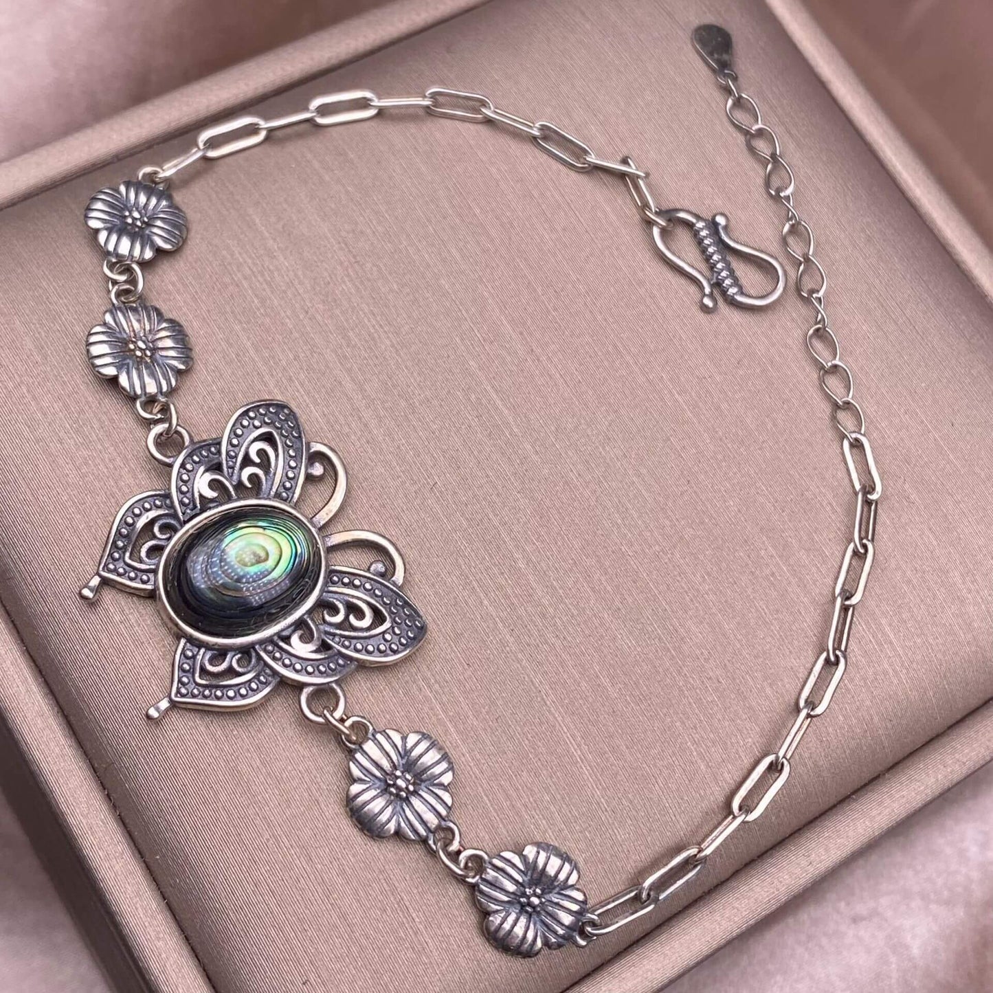 Turquoise, abalone shells, grey moonstone, copper hair crystal, rose quartz, grape stone, purple lithium oxide, opal, old wax, Larima Bracelet The s925 silver inlaid vintage silver butterfly-shaped shell jewelry has a strong lustrous effect
