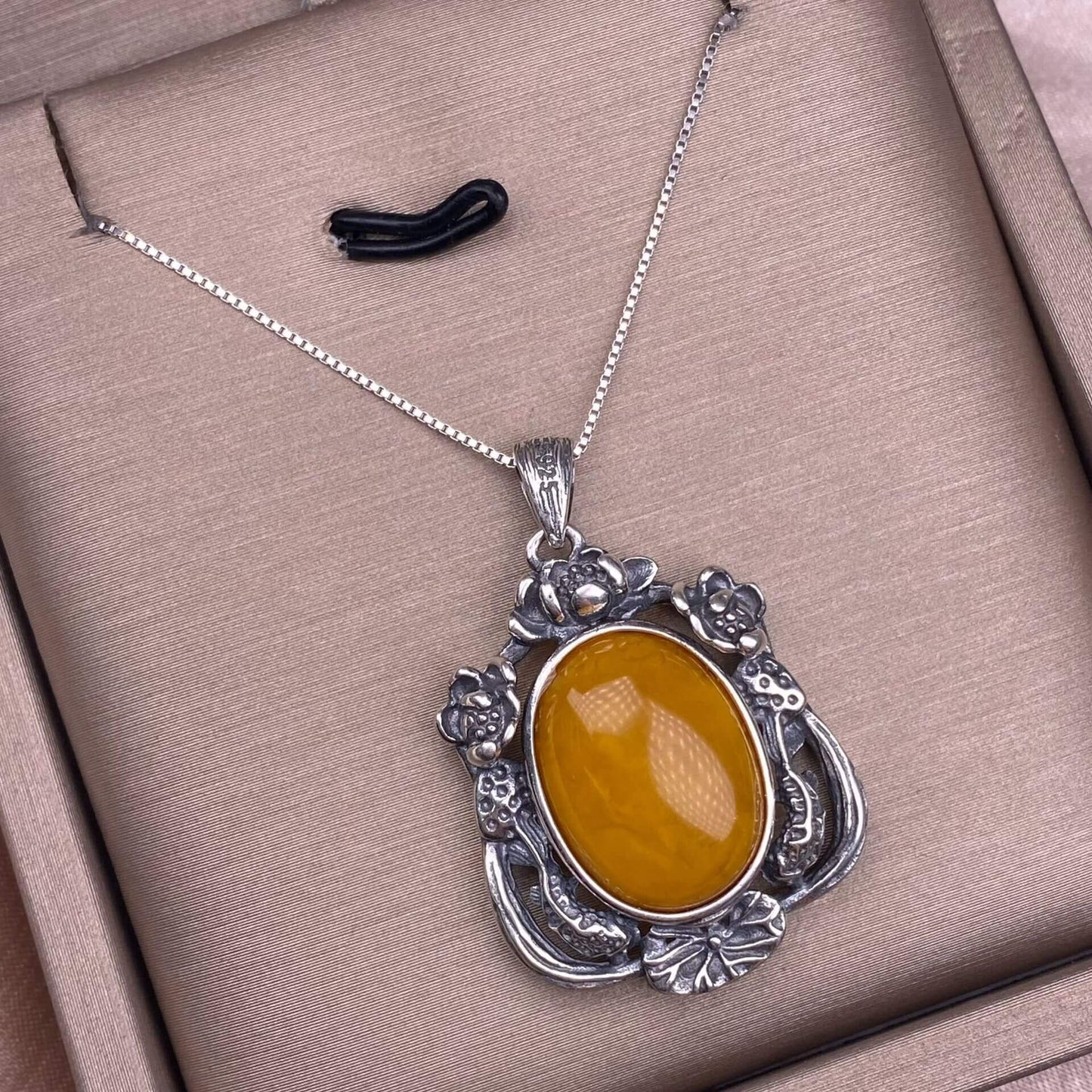 Flower amber, blood amber, South red, ghost, old wax, grey moonlight, cut amethyst, round amethyst, aquamarine, rose quartz, purple lithium glow, purple dragon crystal S925 silver inlaid retro silver cross pendant,fashionable OL necklace pendant