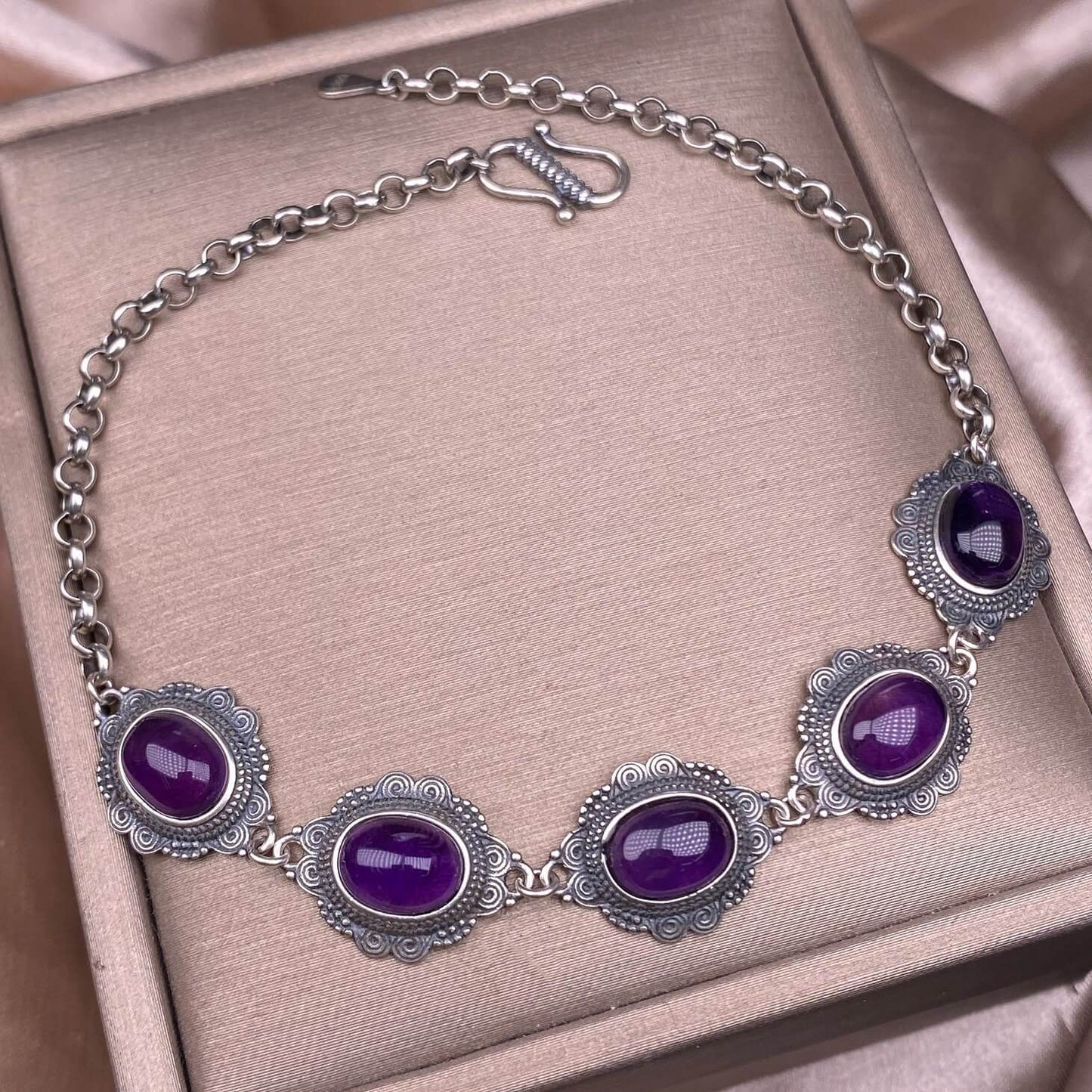 Opal ,Turquoise,black opal, aquamarine,amethyst, purple dragon crystal, garnet,Red jasper golden stone Golden SunThe s925 silver bracelet, set with retro silver multi-grain colored gemstone crystal, is a fashionable and versatile ladies' jewelry