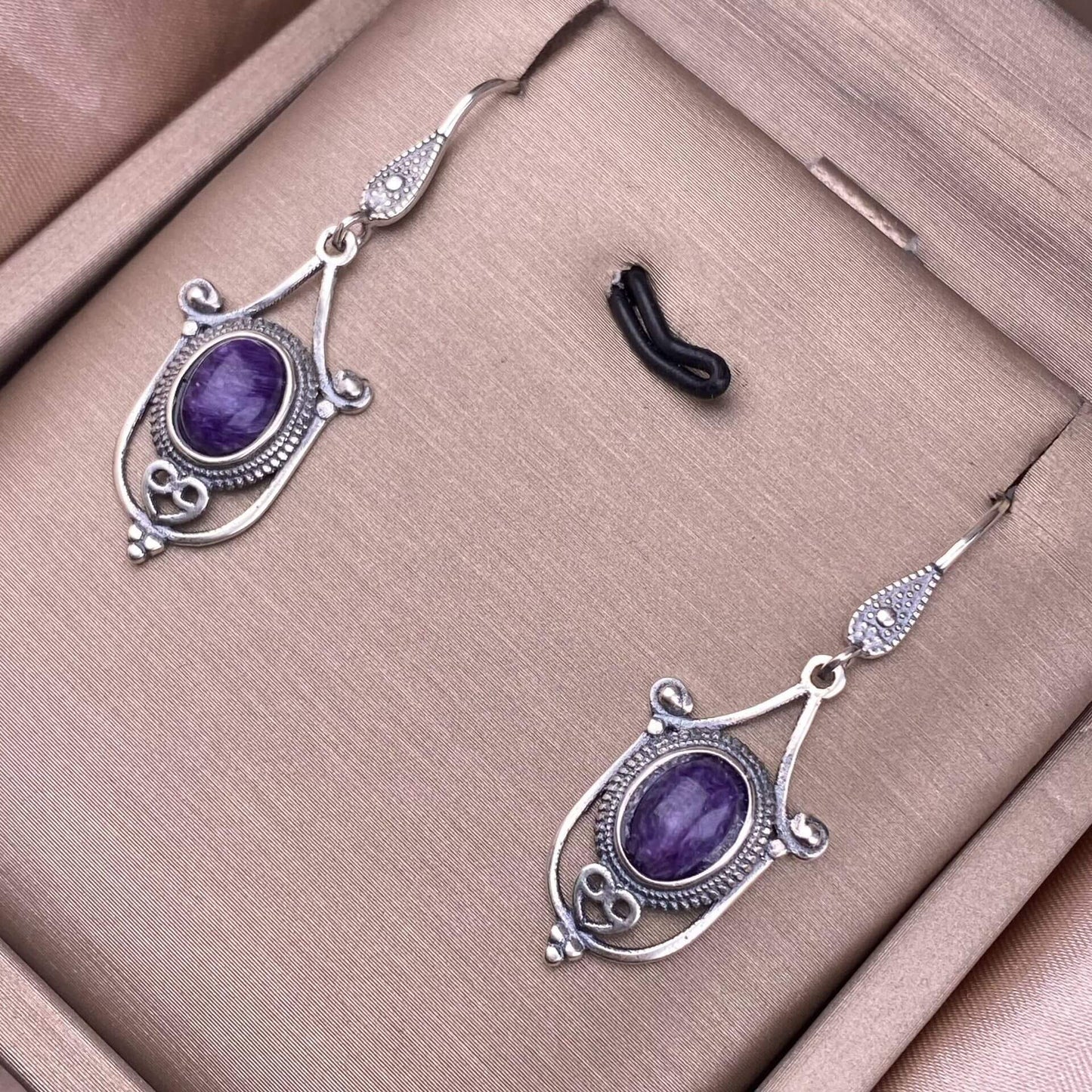 Old wax, cut garnet, round garnet, grape stone, opal, flower amber, tea crystal, grey moonstone, turquoise, aquamarine, ghost stone, sea pattern stone, amethyst earrings S925, silver inlaid exquisite and light luxury women's earrings