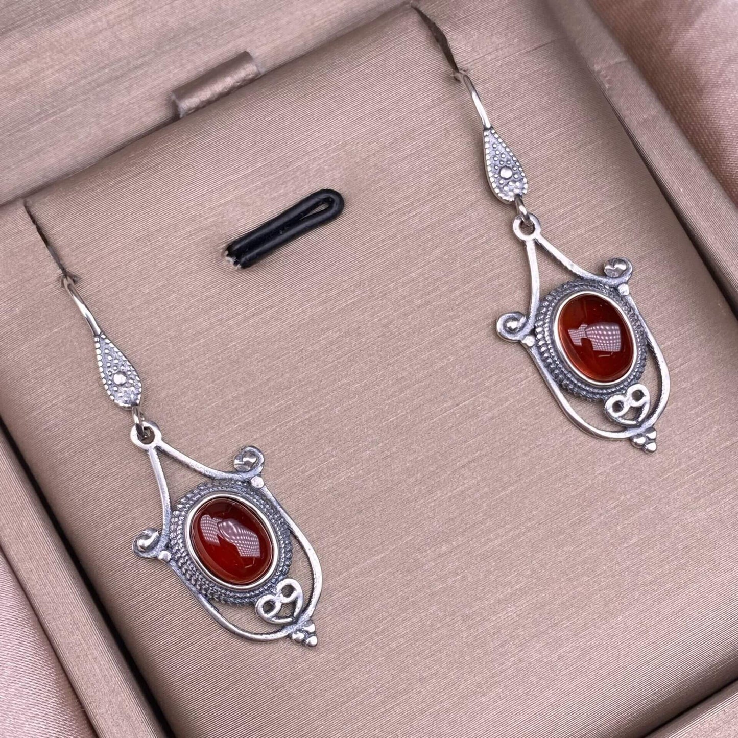 Old wax, cut garnet, round garnet, grape stone, opal, flower amber, tea crystal, grey moonstone, turquoise, aquamarine, ghost stone, sea pattern stone, amethyst earrings S925, silver inlaid exquisite and light luxury women's earrings