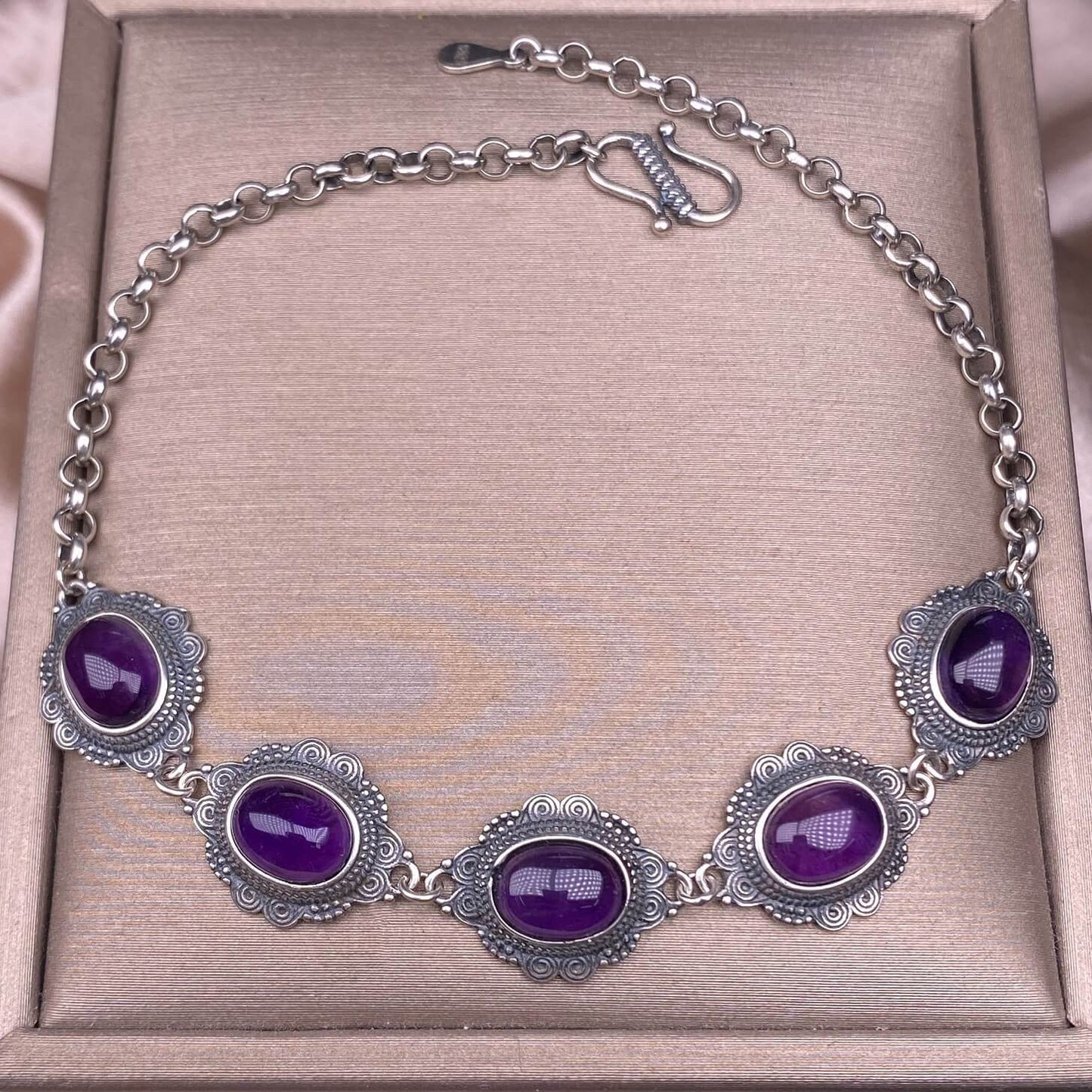 Opal ,Turquoise,black opal, aquamarine,amethyst, purple dragon crystal, garnet,Red jasper golden stone Golden SunThe s925 silver bracelet, set with retro silver multi-grain colored gemstone crystal, is a fashionable and versatile ladies' jewelry