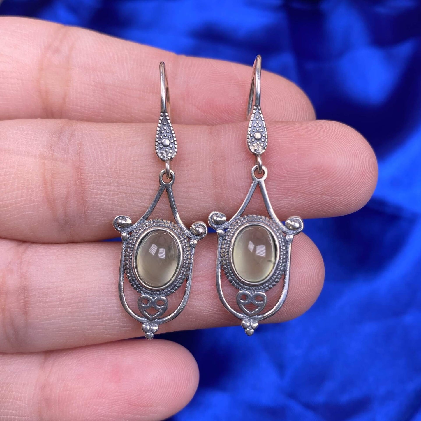 Old wax, cut garnet, round garnet, grape stone, opal, flower amber, tea crystal, grey moonstone, turquoise, aquamarine, ghost stone, sea pattern stone, amethyst earrings S925, silver inlaid exquisite and light luxury women's earrings