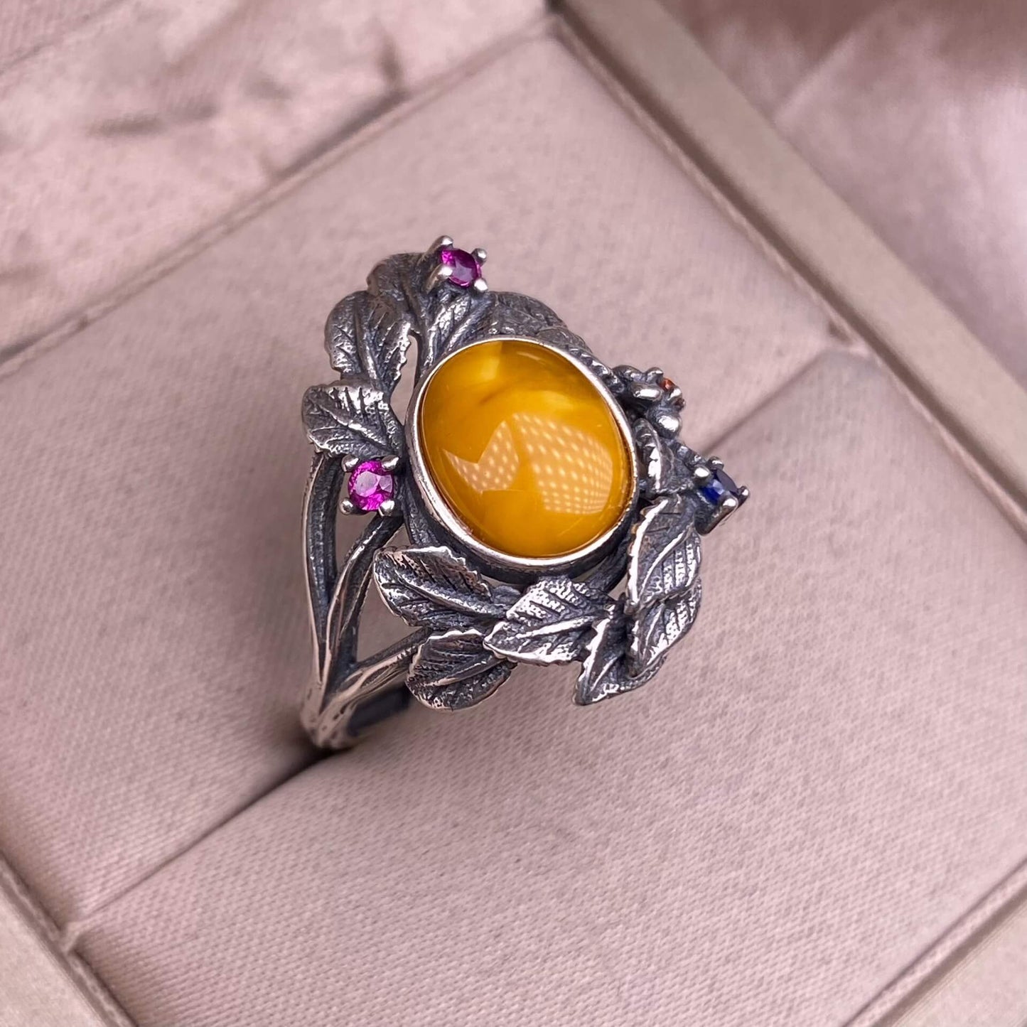 Old wax, garnet S925 in silveThe S925 silver grey moonstone ring, set with retro silver, is a new  women's colored gemstone crystal jewelry that is versatile for commuting