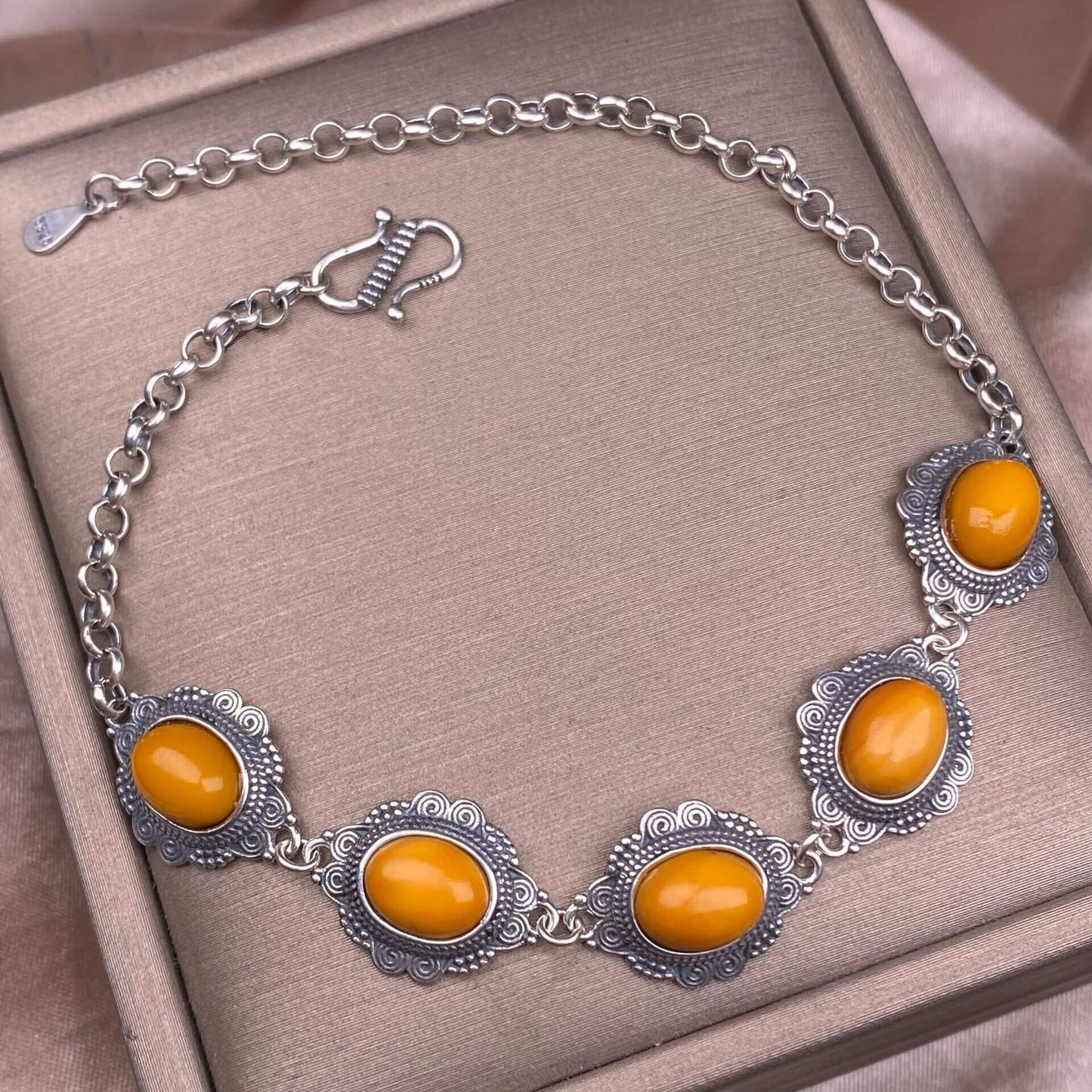 Opal ,Turquoise,black opal, aquamarine,amethyst, purple dragon crystal, garnet,Red jasper golden stone Golden SunThe s925 silver bracelet, set with retro silver multi-grain colored gemstone crystal, is a fashionable and versatile ladies' jewelry