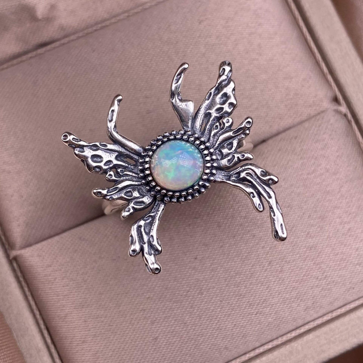 Old wax, grapevine, opal, Hotan jadeite, lapis lazuli, blue moonstone, purple-toothed black, kyanite ring S925 in silveThe S925 silver grey moonstone ring, set with retro silver, is a new  women's colored gemstone crystal jewelry