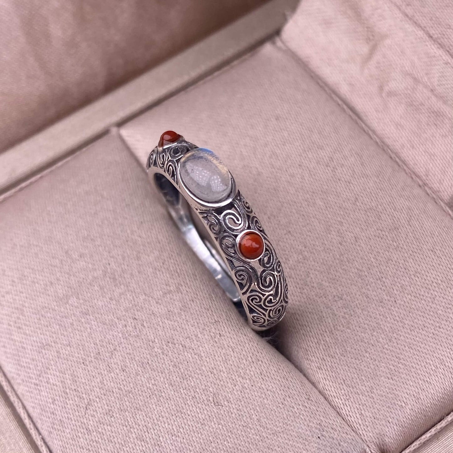 Turquoise, tea crystal, lapis lazuli,  grey moonlight ring S925 in silveThe S925 silver grey moonstone ring, set with retro silver, is a new  women's colored gemstone crystal jewelry that is versatile for commuting