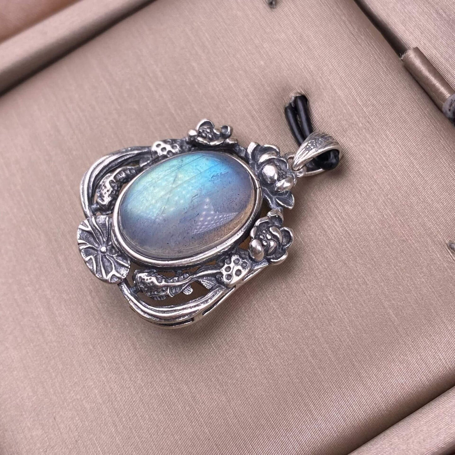 Flower amber, blood amber, South red, ghost, old wax, grey moonlight, cut amethyst, round amethyst, aquamarine, rose quartz, purple lithium glow, purple dragon crystal S925 silver inlaid retro silver cross pendant,fashionable OL necklace pendant