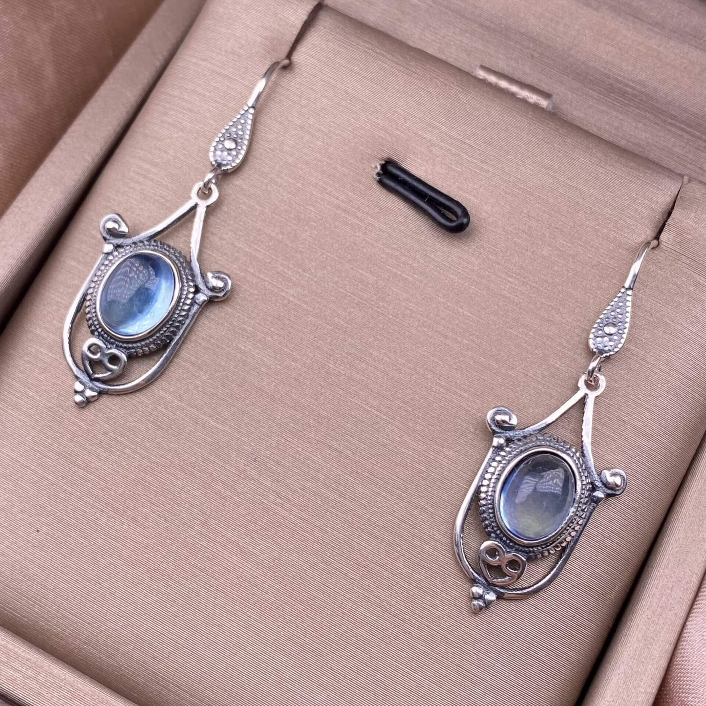 Old wax, cut garnet, round garnet, grape stone, opal, flower amber, tea crystal, grey moonstone, turquoise, aquamarine, ghost stone, sea pattern stone, amethyst earrings S925, silver inlaid exquisite and light luxury women's earrings